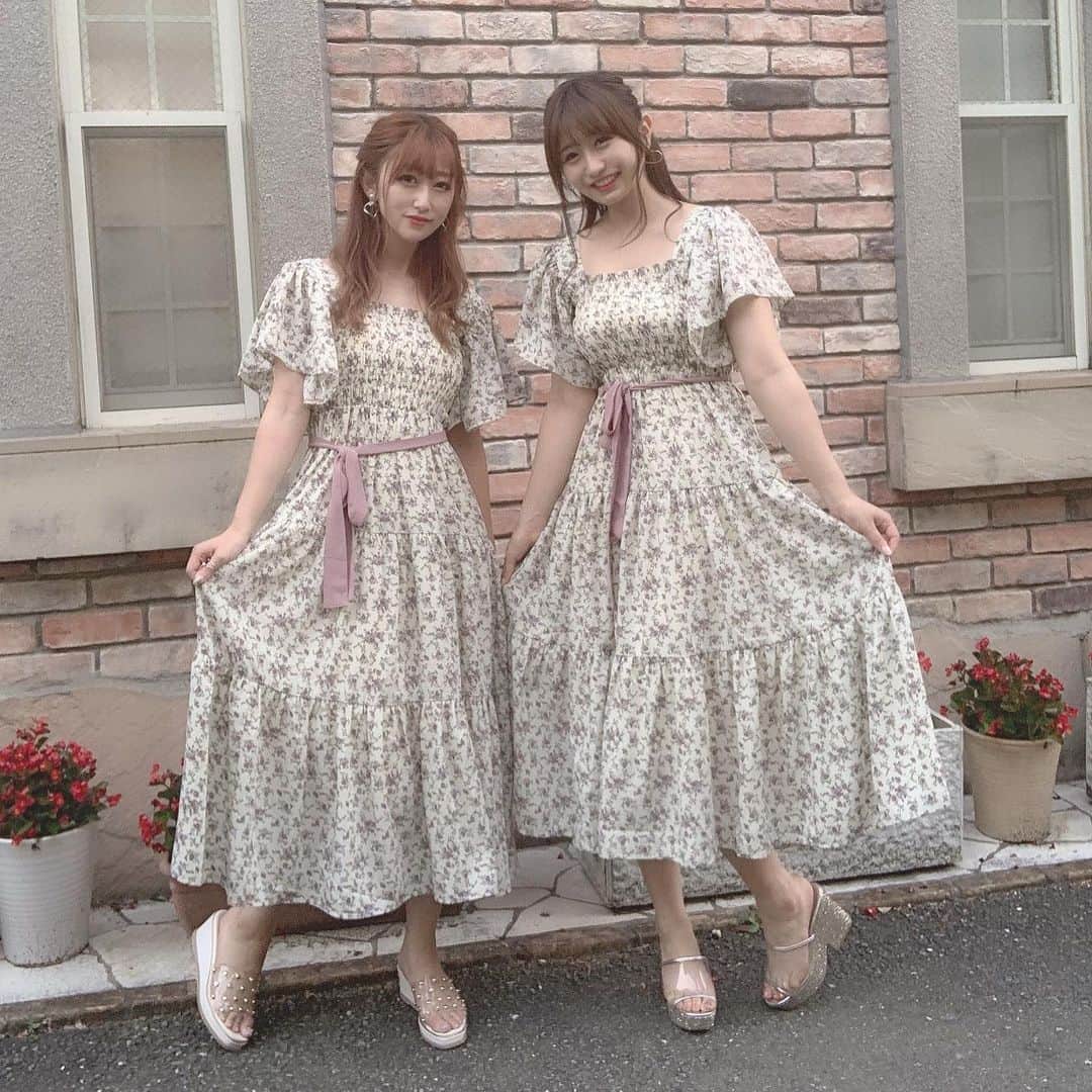 のインスタグラム：「.*⑅︎୨୧┈︎┈︎┈︎┈︎┈︎┈︎┈┈︎┈︎┈︎┈︎┈︎୨୧⑅︎* .  ふたごふく୨୧ ・ 🄲🄾🄳🄴 ・ onepiece☽(@niceclaup_official_ ) shoes ☽(@randa_pic ) ・ オフショルになるロング丈ワンピ💗 シルバニアファミリー感がめっちゃ可愛くて即決で双子コーデにした🐰155cmでもちょうど良いサイズ感！二の腕も隠れる🙆‍♀️ 1万円以下でした✨😀 *⑅︎୨୧┈︎┈︎┈︎┈︎┈︎┈︎┈┈︎┈︎┈︎┈︎┈︎୨୧⑅︎* .  #niceclaup  #randa #夏コーデ  #クリアサンダル  #ロング丈 #小花柄ワンピース  #ロングワンピース  #双子コーデ  #ツインコーデ #お揃いコーデ  #小花柄スカート  #きれいめカジュアル #大人ファッション #デイリーコーデ #シミラールックコーデ #消えそうな色コーデ #低身長コーデ #着まわし #着回し #きょうのふく୨୧ #被写体撮影」