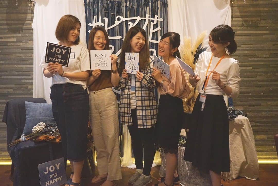 PIARYさんのインスタグラム写真 - (PIARYInstagram)「【PIARYプレ花嫁会in大阪】 . 第11回PIARYプレ花嫁会in大阪 大盛況で終了しました！！ . ワークショップやフリートークタイム 豪華景品が当たるお楽しみタイムなど 大盛り上がりの時間となりました!! . . 今回限定の会場コーディネートを背景に 写真撮影会を行ったり たくさん写真を撮っていただけてうれしいです♪ . ご参加いただきました プレ花嫁さま、卒花嫁さま 本日はありがとうございました!! . . . . . 今、話題のPIARYプレ花嫁会 表参道と名古屋栄サロンにて毎月開催中!! =*=*=*=*=*=*=*=*=*=*=*=*=*=*=*=* . ▼ただいまご案内できるお日にちはこちら▼ . ■2019年7月11日（木）14：00～17：00 ■2019年7月27日（土）14：00～17：00 . . ▼開催場所▼ 『PIARYブライダルサロン表参道』 〒107-0061 東京都港区北青山3-5-15　ミヤヒロビル3Ｆ . 『PIARYブライダルサロン名古屋栄』 〒460-0008 愛知県名古屋市中区栄3-7-9　新鏡栄ビル9Ｆ . . ▼対象▼ ・2019年冬婚のプレ花嫁さま ・結婚して1年以内の卒花嫁さま . . 詳細・ご応募は @piary_inst よりPIARYホームページをチェック!! . . . #PIARY #ピアリー #PIAHANA #プレ花嫁会 #PIARYプレ花嫁会 #ピア花会 #ピア花 #花嫁会 #関西花嫁 #関西プレ花嫁 #大阪プレ花嫁 #結婚式準備 #結婚式diy #日本中のプレ花嫁さんと繋がりたい #ウェディング #DIY花嫁 #花嫁DIY #引出物 #卒花 #卒花嫁 #大阪 #フォトパネル #プチギフト #ヒキタク #イベント #大阪花嫁 #ヒキタク #引き出物 #ピア花2019冬婚 #2019冬婚」6月29日 19時16分 - piary_inst