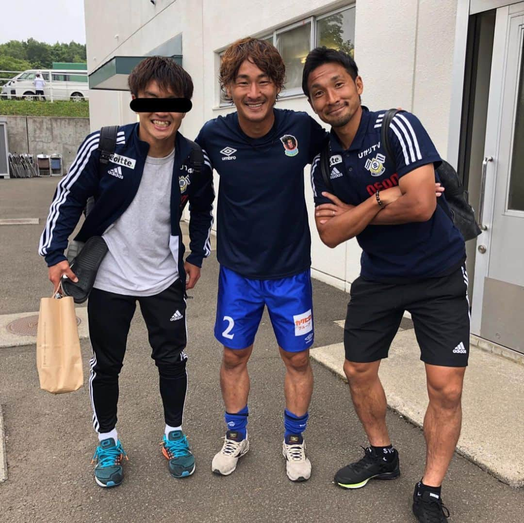 太田康介さんのインスタグラム写真 - (太田康介Instagram)「今日の対戦相手ラインメール青森にはこの男。  野田紘史。  元気そうで何よりでした！笑  そしてタフな戦いでしたが勝って帰れたのでそこも何より👍  遠く青森の地までたくさんの応援ありがとうございました。  なかなか自分は出場機会がなくチームに貢献出来てないけど、いつどこでチャンスが来るか分からないけどそれを掴むためにも地道にコツコツと頑張りたいと思います。  #FC今治 #ラインメール青森 #野田紘史 #元浦和レッズ #浦和生まれの浦和育ち #レッズファンの俺としては #そこだけはマジで尊敬 #そこだけは笑 #ツエーゲン金沢仲間に会えると #元気出ます #次は誰に会えるかな #いろんな思いがあるけど #明日からも笑顔で頑張ろう #それに尽きる」6月29日 19時10分 - kosukeota.7