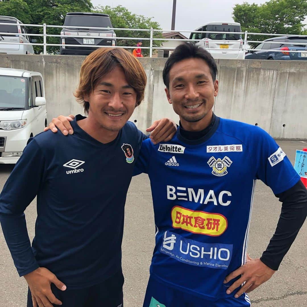 太田康介さんのインスタグラム写真 - (太田康介Instagram)「今日の対戦相手ラインメール青森にはこの男。  野田紘史。  元気そうで何よりでした！笑  そしてタフな戦いでしたが勝って帰れたのでそこも何より👍  遠く青森の地までたくさんの応援ありがとうございました。  なかなか自分は出場機会がなくチームに貢献出来てないけど、いつどこでチャンスが来るか分からないけどそれを掴むためにも地道にコツコツと頑張りたいと思います。  #FC今治 #ラインメール青森 #野田紘史 #元浦和レッズ #浦和生まれの浦和育ち #レッズファンの俺としては #そこだけはマジで尊敬 #そこだけは笑 #ツエーゲン金沢仲間に会えると #元気出ます #次は誰に会えるかな #いろんな思いがあるけど #明日からも笑顔で頑張ろう #それに尽きる」6月29日 19時10分 - kosukeota.7