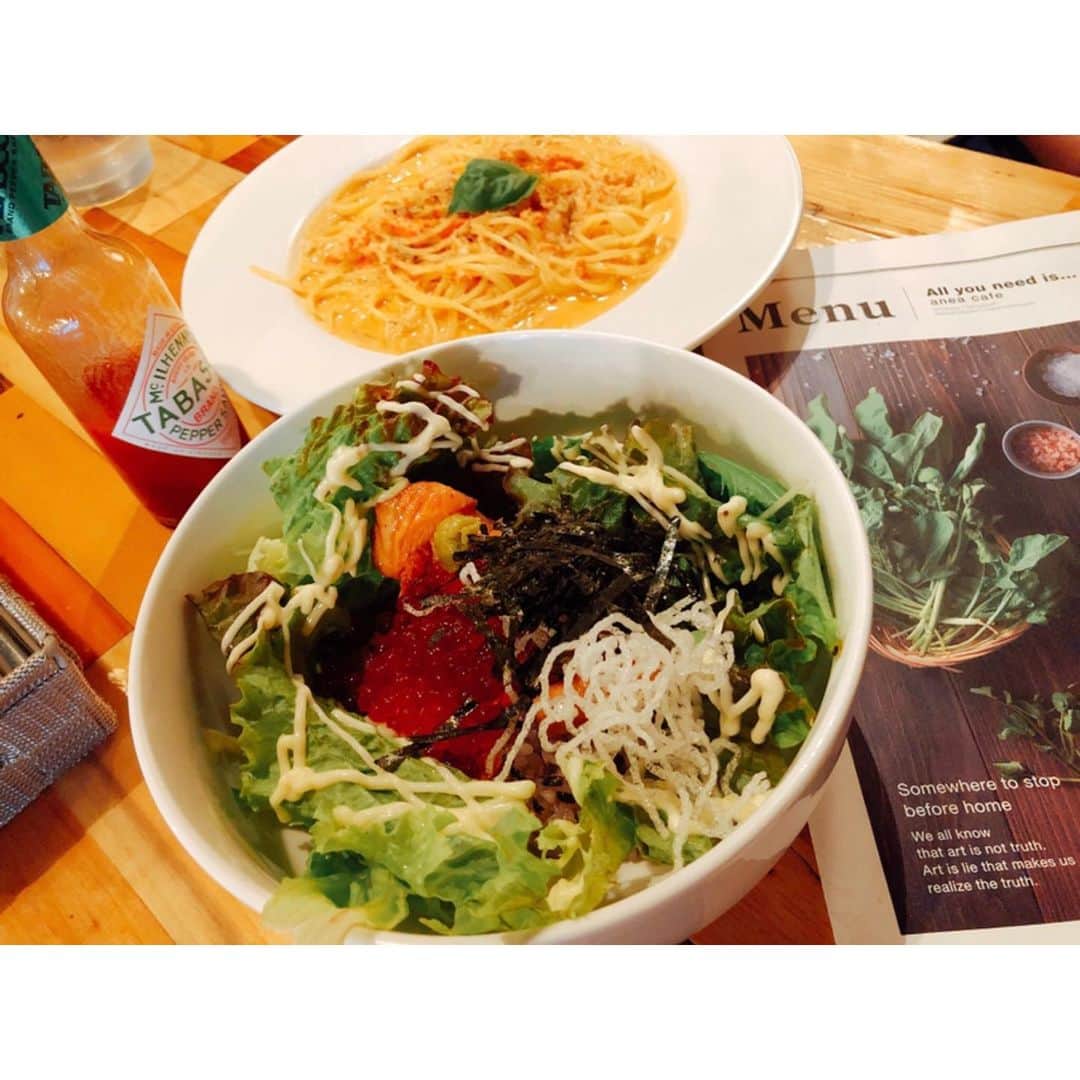 七瀬美月さんのインスタグラム写真 - (七瀬美月Instagram)「姉とdogcafeへ💓🐶☕︎ .  まろさん動画の水飲んだフリやばいw😂 水より、はやくササミくれてきな🐶🌟 . .  姉に抱っこされてる間に ずっと目で追ってたトイプードル🐩が 帰っちゃってて、そこからまろさんのテンション めっちゃ下がってたw  わかりやすい😂 .  帰ってスーパー行って一息💕🐱✨ .  #ドックカフェ#dogcafe#ササミ #dog#tokyo  #ランチ#まろさん#チワワ#複数枚投稿#nakano  #梅雨#雨#aneacafe#ご飯#cafe#カフェ#ペット #Chihuahua」6月29日 19時10分 - yskwask1114