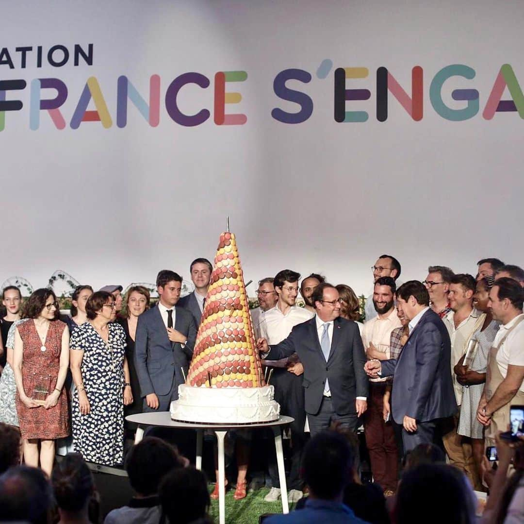 フランソワ・オランドさんのインスタグラム写真 - (フランソワ・オランドInstagram)「Hier nous avons célébré les 5 ans de la Fondation que je préside : « la France s’engage ». Depuis sa création, plus de 130 projets ont été soutenus et accompagnés, des projets solidaires qui changent concrètement la vie des autres, et qui créent du lien dans notre société. Elle en a tant besoin.  Bravo aux 12 nouveaux lauréats, et bienvenue dans la grande famille la France s’engage ! @lafrance.sengage @villagesvivants @3paformation @lafabriqueoperagrenoble @desetoilesetdesfemmes @lenvolasso」6月29日 19時11分 - fhollande