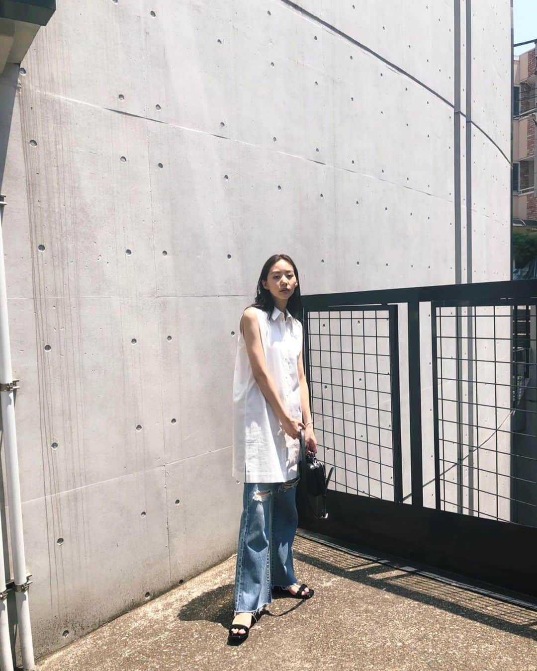 Shiho Sasakiのインスタグラム：「無事に東京に到着しました🗼 沖縄も福岡も今度は休日にゆっくり行きたいな💭 最近はもう夏の気温だからノースリーブも✌️ 少し長めの着丈のシャツはサイドにスリット入り✂︎ Boxシルエットなので程よくラフに着れる🙆‍♀️ #MOUSSY#MOUSSYSNAP」