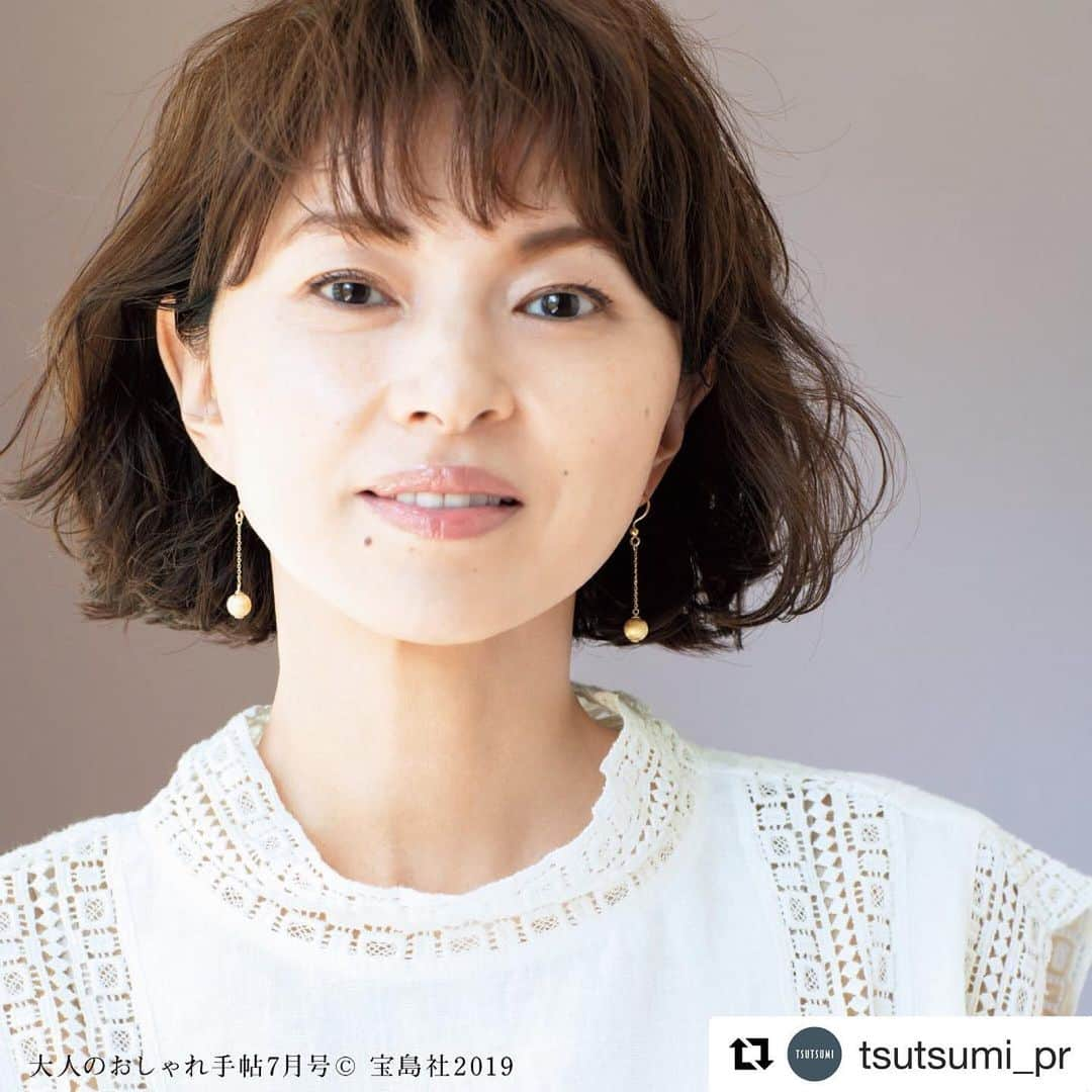 森下紀子さんのインスタグラム写真 - (森下紀子Instagram)「. 『大人のおしゃれ手帖』7月号 JEWELRY TSUTSUMI  ショートにしたら 大人っぽいゴールドジュエリーが欲しくなりました♡  #Repost @tsutsumi_pr with @get_repost ・・・ 『大人のおしゃれ手帖7月号』(6/7発売)で、夏にオススメのゴールドジュエリーを森下紀子さんが、ステキに着けてくれました♪ 涼やかなカラーストーンも特集されています。 ぜひ、誌面をチェックして下さい！  ショップ&オンラインショップでチェックして下さい！ オンラインショップへは、プロフィールのURLから飛べます(*´∇｀*) ⇒www.tsutsumi.co.jp  #jewelry  #jewelrytsutsumi  #ジュエリーツツミ  #ツツミ #ゴールド #インポートジュエリー #大人のおしゃれ手帖7月号 #森下紀子」6月29日 19時24分 - noriko_morishita_