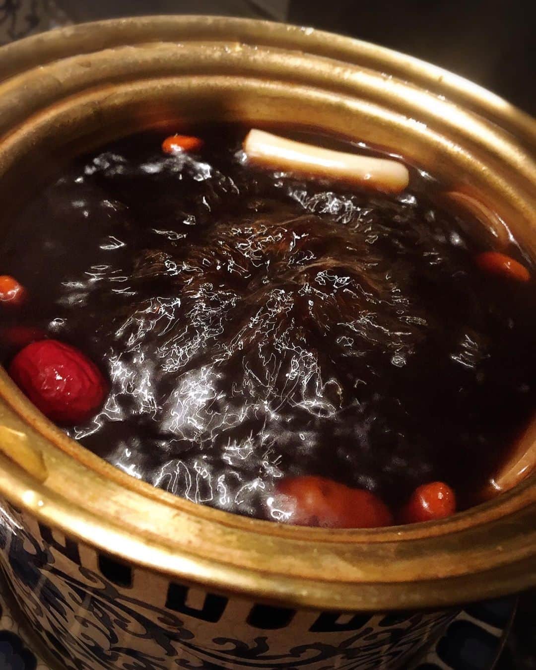 鈴木蘭々さんのインスタグラム写真 - (鈴木蘭々Instagram)「久しぶりにキノコ鍋🍄☺️定期的に通いたいくらいここの黒いスープが大好きであります❤️ シメはいつも麺なので、今回は始めてトリュフご飯を食べてみたんですけど  これも美味しすぎました😂  #シャングリラシークレット #キノコ鍋 #キノコは植物のカテゴリには入ってないんだよ #菌のカテゴリなんだよ #まだまだ未知な菌の世界 #シンガーソングランラン第2弾  #チケット予約は #jzbrat  #公式ホームページへ」6月29日 19時27分 - lanlan_suzuki
