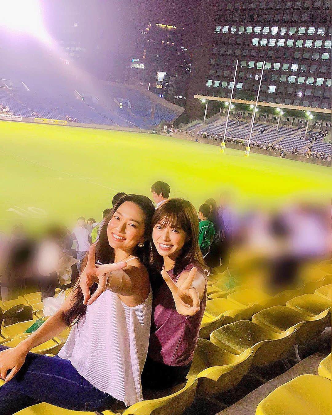 わちみなみのインスタグラム：「昨日は﻿ ラグビー観戦🏉✨﻿ ﻿ ラグビーに詳しい結子と一緒に✨﻿ ﻿ RICOH🆚NEC 戦をみたよ！﻿ ﻿ 前半は雨で屋根付きのほうにいたけど﻿ 後半は止んだので前の方で応援😆﻿ 試合の展開が難しそうだったけど、、﻿ 5-7でNECが勝ってた☺︎﻿ 雨だとボールがツルツル滑っちゃうんだね💦﻿ ﻿ 明治大学通ってた時も﻿ 観に行ってて、めちゃ詳しくはないけど﻿ トップリーグ観戦も楽しいなあ🥰﻿ またたくさん行こう☺︎！ #ラグビー #秩父宮ラグビー場  #わちみなみ #結子 #脚長」