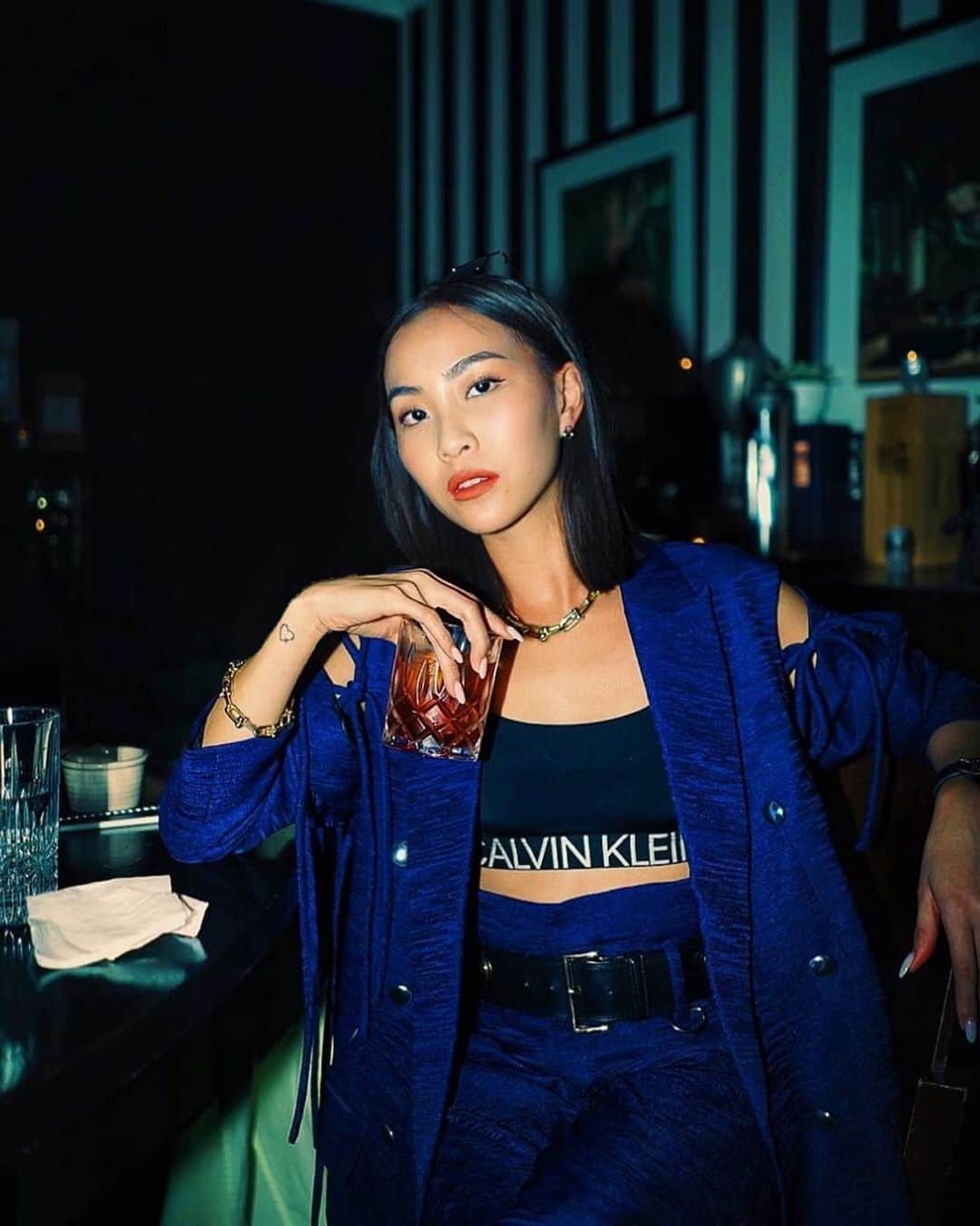 ソニアのインスタグラム：「Tonight’s agenda: some serious cocktail making 🍸 I’m thoroughly enjoying every moment with the @tagheuer fam. Thank you for this incredible week thus far 🖤  Outfit: @societya @tiffanyandco  #dontcrackunderpressure #sydney PC: @elias.soh」