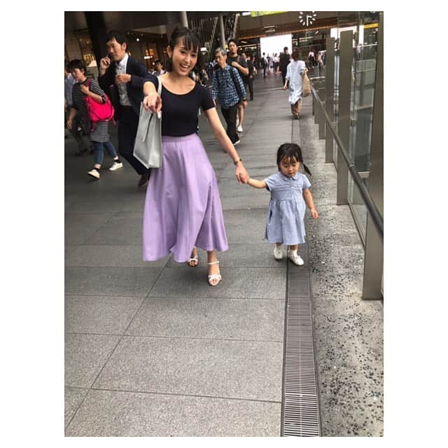 早乙女わかばさんのインスタグラム写真 - (早乙女わかばInstagram)「.﻿ 我が子のように載せます🌻﻿ ﻿ 星組同期の翔馬樹音（しのちゃん）の子供のひまりちゃん👶🏻💕﻿ ﻿ かーわーいーいー😍﻿ ﻿ 今月2度会ったのですが、1度目の時にひまりの為に頼んだ可愛い虎のケーキ🍰🐯を喜ぶ姿があまりにもかわいすぎて…❤️﻿ ﻿ 次にしのちゃんの家に行った時には猫のプリン🐈🍮を賄賂に❤️（笑）﻿ ﻿ 最高の笑顔が見れて幸せ…💓﻿ ﻿ しのちゃんのお家では沢山遊びました😆✨﻿ ﻿ 私の謎の〝社長ごっこ〟にひまり大ウケ🤣﻿ 私もこの動画何度も見て一人で笑ってます🤣﻿ ﻿ 子供は天使👼🏻💕﻿ ﻿ 同期の子供でこんなに動画載せちゃうのに自分の子供はどうなることやら…笑﻿ まだ想像もつきませんし、予定もありませんが（笑）想像するのは自由ですよね😂﻿ ﻿ とにかく癒された☺️❤️﻿ ﻿ #子供﻿ #天使﻿ #大好き」6月29日 19時38分 - s_wakaba.94