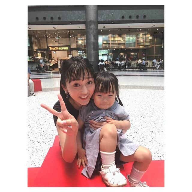 早乙女わかばさんのインスタグラム写真 - (早乙女わかばInstagram)「.﻿ 我が子のように載せます🌻﻿ ﻿ 星組同期の翔馬樹音（しのちゃん）の子供のひまりちゃん👶🏻💕﻿ ﻿ かーわーいーいー😍﻿ ﻿ 今月2度会ったのですが、1度目の時にひまりの為に頼んだ可愛い虎のケーキ🍰🐯を喜ぶ姿があまりにもかわいすぎて…❤️﻿ ﻿ 次にしのちゃんの家に行った時には猫のプリン🐈🍮を賄賂に❤️（笑）﻿ ﻿ 最高の笑顔が見れて幸せ…💓﻿ ﻿ しのちゃんのお家では沢山遊びました😆✨﻿ ﻿ 私の謎の〝社長ごっこ〟にひまり大ウケ🤣﻿ 私もこの動画何度も見て一人で笑ってます🤣﻿ ﻿ 子供は天使👼🏻💕﻿ ﻿ 同期の子供でこんなに動画載せちゃうのに自分の子供はどうなることやら…笑﻿ まだ想像もつきませんし、予定もありませんが（笑）想像するのは自由ですよね😂﻿ ﻿ とにかく癒された☺️❤️﻿ ﻿ #子供﻿ #天使﻿ #大好き」6月29日 19時38分 - s_wakaba.94