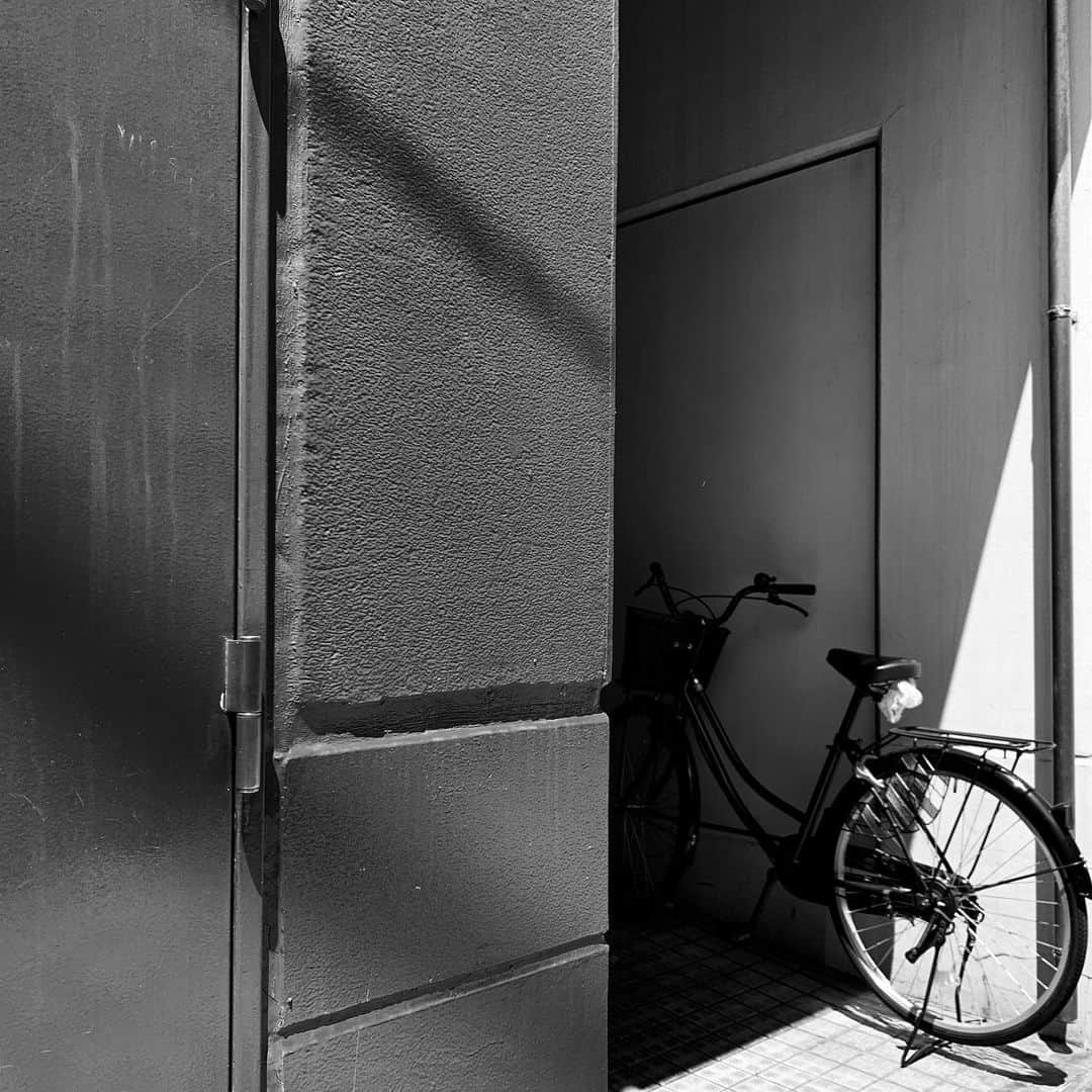 naotakeのインスタグラム：「隠れ家 - A hideaway / iPhone XR + Snapseed, 20190630 . . 自分に言い訳しているうちに、2019年の半分が過ぎていく。 . . #royalsnappingartists #infamous_family #rsa_main #infinity_photo_cult #2_fineart #jp_gallery #jp_gallery_bnw #trb_bnw #wp_bnw  #bnw_life #bnwlife_member #bnw_life_shots #bnw_captures #world_bnw #top_bnw #team_jp_ #team_jp_モノクロ #ig_energy_bw #ig_nihon #streetphotographybnw #igersjp #blackandwhite #bnw #bnwphoto #monochrome #bw #bnwphotography #ShotOniPhone #shotoniphoneXR」