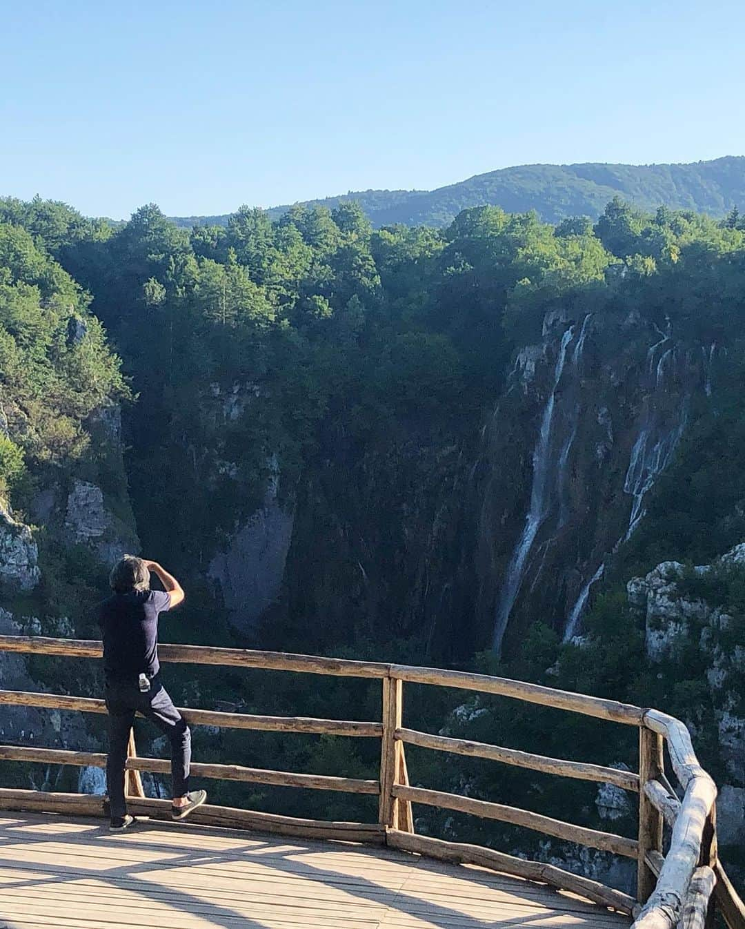 桐島かれんさんのインスタグラム写真 - (桐島かれんInstagram)「最高気温38度まで上がったローマから来たので、湖畔の爽やかな気候がありがたい。クロアチアでは夫も合流し、家族5人での旅となりました。(長女だけが来られなくて残念…) #プリトヴィッツェ湖群国立公園 #クロアチア #Croatia」6月29日 19時42分 - houseoflotuskaren