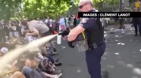 のインスタグラム：「Cher gouvernement français pouvez vous m’expliquer ces images?  #insoutenables . Des activistes français et des étudiants en grève se font asperger de gaz lacrymogène alors qu’ils protestent pacifiquement , à Paris, contre une situation climatique  désastreuse et trop ignorée.  #repost @gretathunberg ・・・ Today peaceful French climate activists and school strikers in Paris were sprayed with teargas. The same day, it was 45,9° in France in JUNE. It shattered the old record of 44,1° (which was set in August 2003). This is not “the new normal”. This is only the beginning of #ClimateBreakdown and #ClimateEmergency . Watch the video and ask yourself; who is defending who? #fridaysforfuture #schoolstrike4climate #climatestrike #youthforclimate #extinctionrebellion PS. They are now outside the Elysée if you want to join them.」
