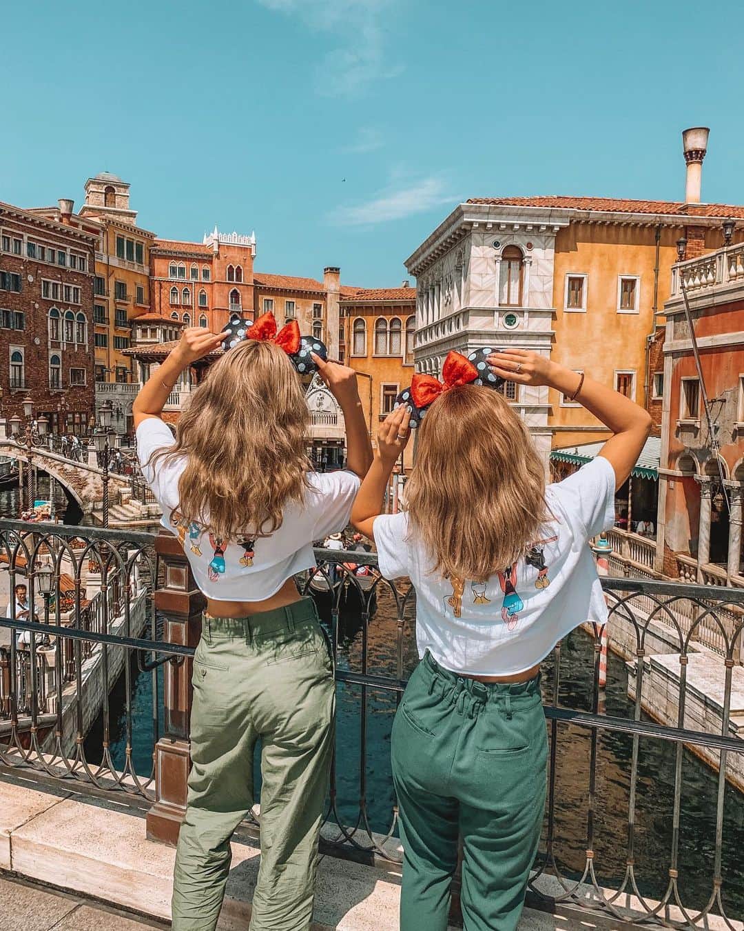 のインスタグラム：「ㅤㅤㅤㅤㅤㅤㅤㅤㅤㅤㅤㅤㅤ  Disney Sea🧡🧡 ㅤㅤㅤㅤㅤㅤㅤㅤㅤㅤㅤㅤㅤ ディズニーシー来たら いつもここで写真撮ってしまう♡(笑) ㅤㅤㅤㅤㅤㅤㅤㅤㅤㅤㅤㅤㅤ Tシャツのバックデザインも かわいいでしょ♡(笑) ㅤㅤㅤㅤㅤㅤㅤㅤㅤㅤㅤㅤㅤ ――――――――――――― ㅤㅤㅤㅤㅤㅤㅤㅤㅤㅤㅤㅤㅤ ㅤㅤㅤㅤㅤㅤㅤㅤㅤㅤㅤㅤㅤ 🗺 #日本 #japan  ㅤㅤㅤㅤㅤㅤㅤㅤㅤㅤㅤㅤㅤ 📍#TDS #tokyodisneysea #ディズニーシー  ㅤㅤㅤㅤㅤㅤㅤㅤㅤㅤㅤㅤㅤ ――――――――――――― ㅤㅤㅤㅤㅤㅤㅤㅤㅤㅤㅤㅤㅤ」