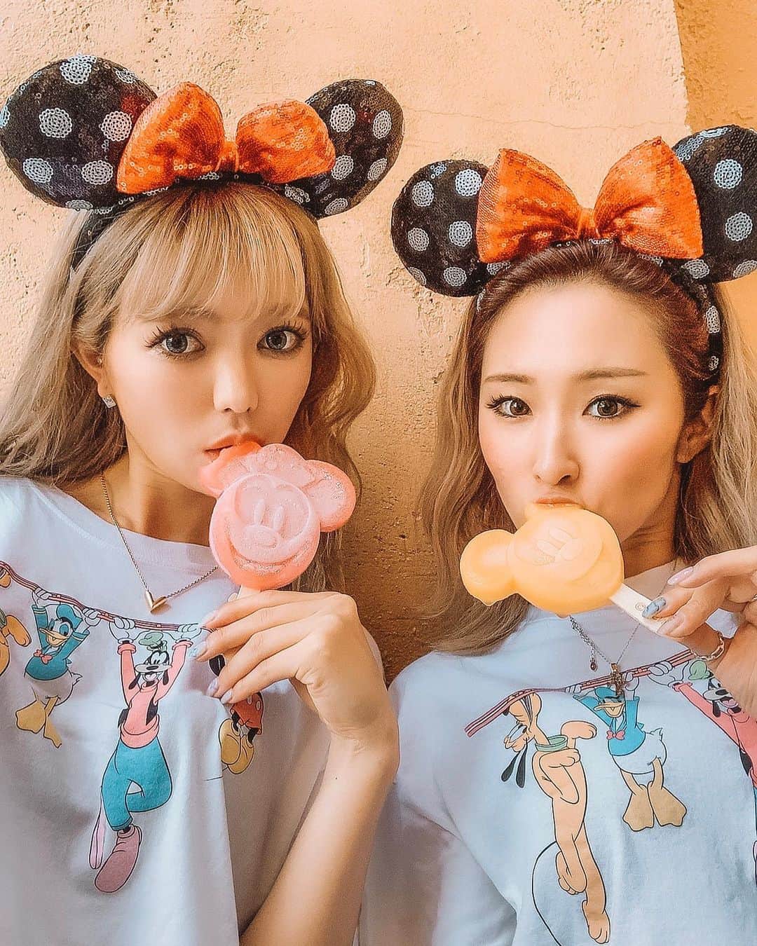 のインスタグラム：「ㅤㅤㅤㅤㅤㅤㅤㅤㅤㅤㅤㅤㅤ  Mickey Icecream🐭🌺 ㅤㅤㅤㅤㅤㅤㅤㅤㅤㅤㅤㅤㅤ #ミッキーアイス食べてるなう w ㅤㅤㅤㅤㅤㅤㅤㅤㅤㅤㅤㅤㅤ  はるよちゃんの溶ける寸前🍧💦！(笑) 私どんな角度の手の持ち方？w(笑) ㅤㅤㅤㅤㅤㅤㅤㅤㅤㅤㅤㅤㅤ ――――――――――――― ㅤㅤㅤㅤㅤㅤㅤㅤㅤㅤㅤㅤㅤ ㅤㅤㅤㅤㅤㅤㅤㅤㅤㅤㅤㅤㅤ 🗺 #日本 #japan  ㅤㅤㅤㅤㅤㅤㅤㅤㅤㅤㅤㅤㅤ 📍#TDS #tokyodisneysea #ディズニーシー  ㅤㅤㅤㅤㅤㅤㅤㅤㅤㅤㅤㅤㅤ ――――――――――――― ㅤㅤㅤㅤㅤㅤㅤㅤㅤㅤㅤㅤㅤ」