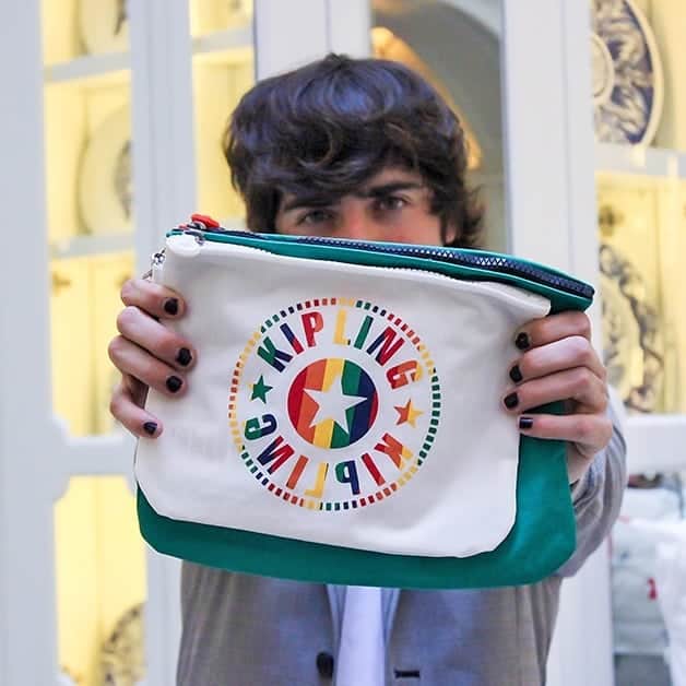 キプリングさんのインスタグラム写真 - (キプリングInstagram)「#INCLUSIVITY A casual talk with @lucloren about respect: "To support the cause is to respect and treat everyone equally. Sometimes we tend to have micro-homophobic behaviours that we're not aware of because they're innate in our social education. We must have a complete reset of our language. I don't want to blame anybody; these subjects just need to be brought up so we can all improve, together". Thank you, Lucas, for such a transparent evening. We will fight together 🏳️‍🌈 #PRIDE #kiplinglivelight」6月29日 19時50分 - kipling