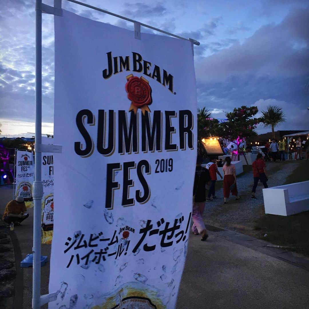 be-o編集部のインスタグラム：「#ジムビームサマーフェス沖縄  今日、明日の2日間開催！ うみそら公園で、ジムビーム片手に盛り上がろ (ง ´ω｀)ว ～♪ ステージは21時まで！ 同時開催のフードフレアも楽しんでね😊🍴 #ジムビームサマーフェス沖縄  #beookinawa #foodflea #foodfleaokinawa」