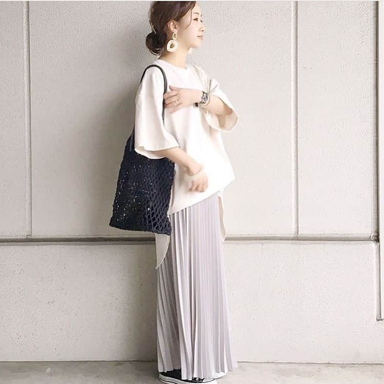 Locariのインスタグラム：「オーバーサイズTで今っぽいレイヤードスタイルの完成♪ @yoahiru.w さんのようにビッグTをあえてスカートにゆるっとインすることで 気になるウエスト周りだってお洒落にカバーすることが出来ます♡ ・ ・ photo by @yoahiru.w  さん ・ ・ #guコーディネート #着画 #ファッション #おしゃれ #服 #今日のファッション #今日のコーデ #今日の服 #スナップミー #コーデ #コーディネート #プチプラコ」