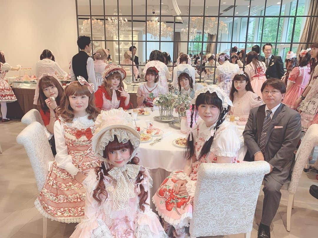 青木美沙子さんのインスタグラム写真 - (青木美沙子Instagram)「Misako Aoki  20th Lolita Anniversary Party 無事終了しました💓来て下さった方々本当にありがとうございました😊プレゼントも沢山ありがとう😊沢山の方々にお祝いしてもらい、最後涙しちゃったけど、本当に皆様の支えで今の私があります❣️本当にありがとうございました😊司会みどちん見事すぎて頼りきり、AKIRAちゃんに裏方でパソコンをやらせて、ゆいちゃんにも色々動いてもらい、本当に本当に贅沢すぎました💓頼りないおばあちゃんでごめんね❣️みんなありがとう😊😊😊 #美沙子20周年 #ロリータファッション #Misako Aoki  20th Lolita Anniversary Party」6月29日 19時57分 - misakoaoki