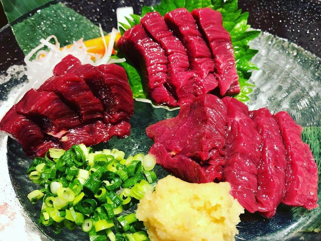 篠原信一さんのインスタグラム写真 - (篠原信一Instagram)「松本市の郷土料理 さくら刺と赤身ユッケと🍺 #松本市 #新三よし #馬肉」6月29日 20時10分 - s.shinohara_life