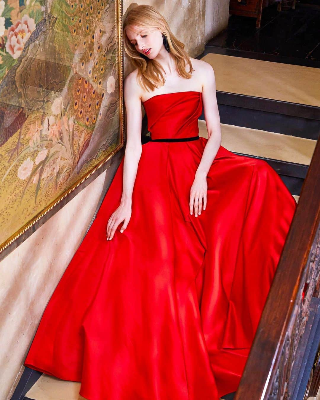 Marchesaさんのインスタグラム写真 - (MarchesaInstagram)「Lady in red. Introducing the Resort 2020 Marchesa Notte collection featuring a scarlett dutchess satin strapless ballgown with sculpted bodice. #marchesa #marchesanotte」6月29日 20時04分 - marchesafashion