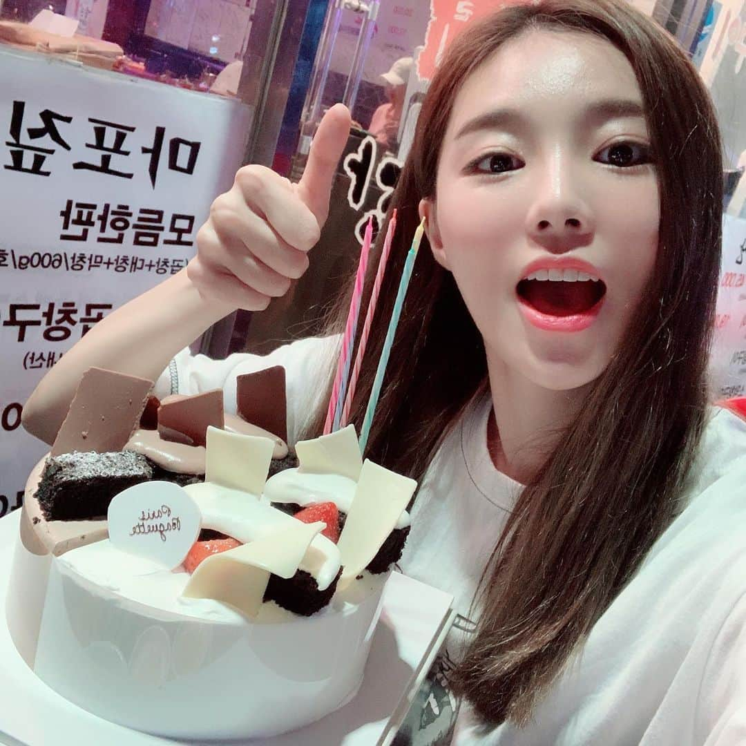 ソヨンさんのインスタグラム写真 - (ソヨンInstagram)「🎂 . . . 곱창 대왕 촛불을 끝으로..!ㅋㅋㅋ 생일 축하해 주신 모든 분들! 다시 한번 정말 감사합니다❤️ 마지막으로 이 세상에서  가장 존경하고 사랑하는 부모님!! 낳아주셔서 정말 감사합니다 사랑해요❤️ #HAPPY_LEESEOYOUNG_DAY #HBD」6月29日 20時08分 - hv_seo0