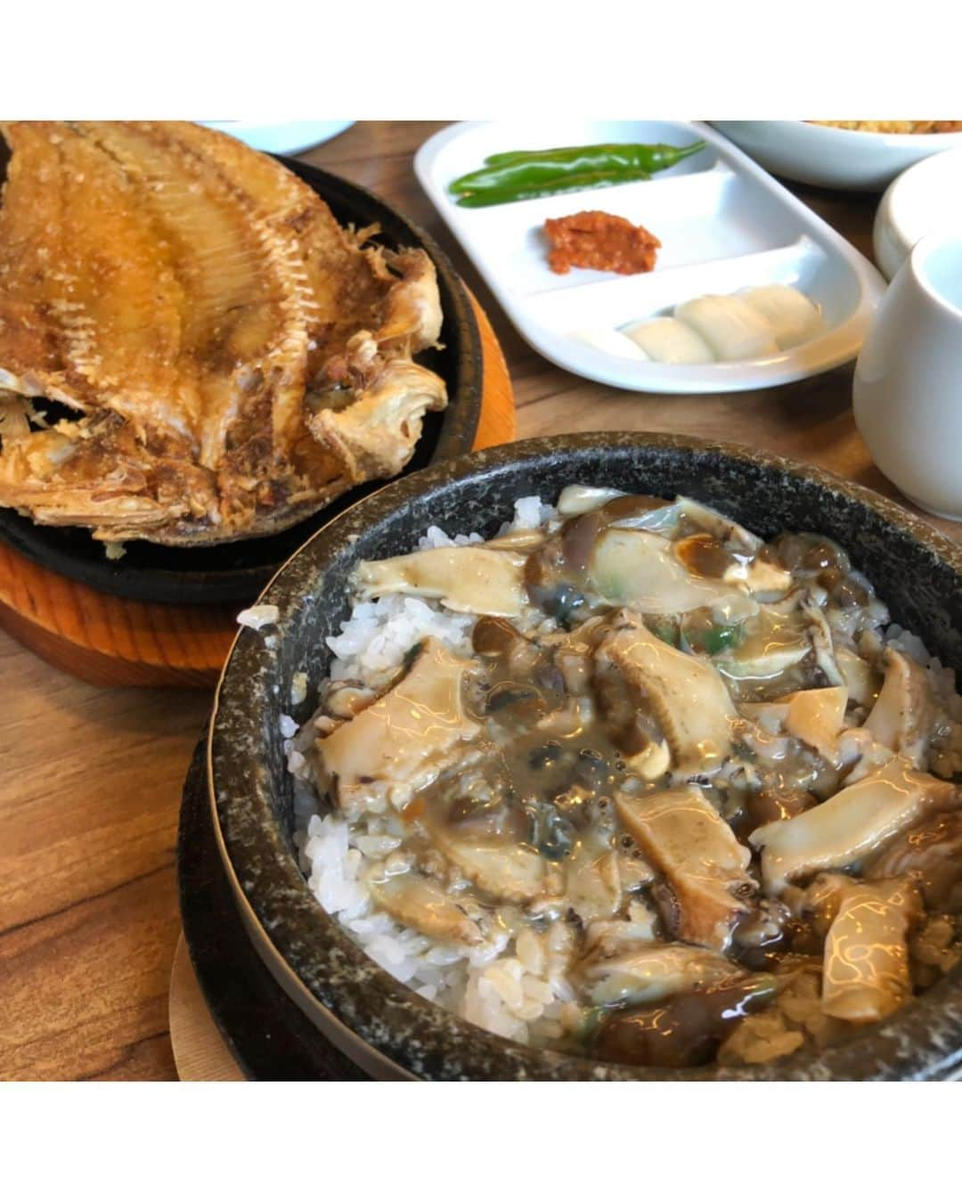 ハヌルさんのインスタグラム写真 - (ハヌルInstagram)「#하늘이의맛집뿌셔  그동안 다녔던 맛집리스트 공유합니다👏🏻👏🏻 . #대우정 전복돌솥밥 제주도 전복돌솥밥 원조급 이래요!! 웨이팅도 있는데 많은 종류의 전복돌솥밥을 먹어봤찌만 이렇게 푸짐하고 진한곳음 처음이었어요!!! 저기에 마가린 주시는데 한스푼 크게 떠서 먹으면 정말 춤이 그냥나와요💗 생각나는맛.. 쓰면서 또 먹고싶다 . #소설한남 한식다이닝 한남동 한남동 한식퓨젼 다이닝💚 저는 부담스럽지않은, 한식다이닝도 좋아하는데 깔끔하고 분위기 좋았어요~! 조용하구 음식이 예뻤어요! 외국인 친구들 데리구가면 아주좋아할듯 ㅋㅋ 두시간 코스라 소개팅자리로 조을듯용🥰 . #제로컴플렉스 퓨전다이닝 종로 종로쪽 피크닉 위에있는 레스토랑인데, 같은 공간 안에 핫한 전시도 하고 있고, 밑에 낮에는 커피숍 저녁은 와인바가 있어서  전시-식사-와인바 데이트 코스로 좋을듯해요 가는길이 차가없으면 좀 힘들고, 차가 막힘으로 ㅠㅠ 출퇴근시간은 피해주시고 맛은 가격대비 쏘쏘였어용..!! 하지만 전시가 좋았구 깔끔+뷰가 너무이뽀서(남산타워,나무뷰)중요한날 센스있는 남친과 여친이 될수있을것같음!!!!! . #신미식당 감자탕 고기 강남 여기 고기가 너무맛있고 감자탕이 완죤 끝내줬어요!! 강남에 숨어있뉸 옛날맛집 스타일~~ 한상 거하게 먹고 싶을때 가면 쵝오,, . #페어링룸 이탈리안 청담 가격이 비싸긴하지만!!! 너뮤맛있어 ㅎㅎ 문어랑 관자 퓨레 완젼 츄천,, 다른 파스타는 제슽하일이 아니었지만 항정살 파스타는 맛있었어요!!!! 분위기도 좋규 예약하고 가셔야해용👍🏻 . #동문시장 회 제주도 제주도 동문시장에가면 회썰어놓은거 한팩 만원 막 요렇게하는데 한치랑 회 포장해서 바닷가에서 돗자리 피고 먹으니까 뀰맛이었어요!!!!! 한치철이라 한치 송송 ㅠㅠ 대박,, 다들 제주도 가면 한치회 꼭드세요오👍🏻 시장에서도 바로 먹을수 있더라구용~~! . #노량진수산시장 이렇게 게 사서 쪄먹으면 진짜 너무 맛있어욧!!! 게철에는 꼭 집에서도 쪄먹고 시장에서도 쪄먹는데 저는 신관2층 바다수산에서 먹었어요!! 이모들 너무 친절하고 잘해주셨어요😚😚💗 . #남경미락 다금바리 제주 자연산 다금바리 먹을수있는곳이규 아주 예약하고 가야합니다.. 저 처음으로 먹어봤는데 입이서 살살살살 녹았어요😭 같이 생선탕..?주시는데 그것도 대박 처음 먹어보는탕!!! . #마이스카이 루프탑 이태원 분위기 완죤좋은 루프탑바!!! 딱이날씨에 가기좋아요~❤️ 음악도 너무너무좋고 분위기도 너뮤좋아요🤭 미세먼지 없는날 가세요..☁️ . #너와집 백합조개샤브샤브 삼성동 여기 완죤 신세계였어요🤭 저는 육류보다 해산물을 조아하는데 (둘다 좋아하지만) 코스로 백합찜, 칼국수, 죽, 요리 이것저것 나와서 엄청 든든하게 한끼 먹은느낌👍🏻」6月29日 20時12分 - haneulina