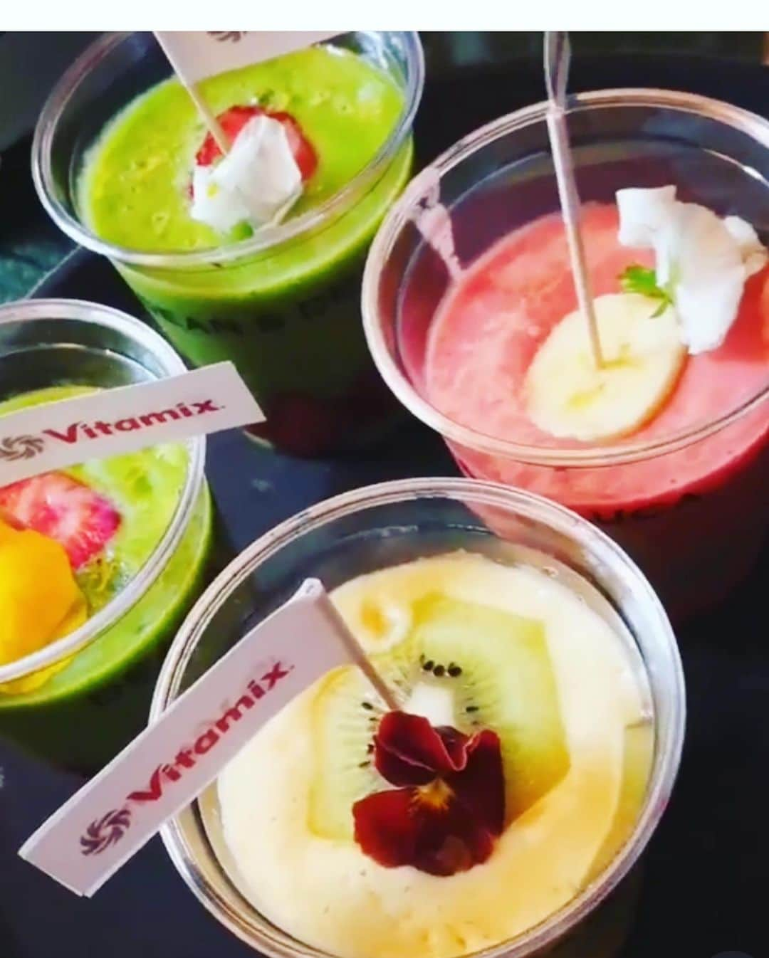 池田莉子さんのインスタグラム写真 - (池田莉子Instagram)「Vitamix🍹新商品のお披露目会✨✨﻿﻿ Ascent Series は自動検知システムがついていて、﻿﻿ ますます便利で安心！！﻿﻿ コンテナが載っていない時は自動でロックしてくれたり﻿﻿ 自動でプログラムを選んでくれる賢さも。。👏👏﻿﻿ ﻿﻿ ケータリングが可愛くて美味しかったな〜💕﻿﻿ Vitamixさんにはヨガイベントでレシピ監修をさせて﻿﻿ 頂きコラボしたり、とてもお世話になっています☺️﻿﻿ 美味しいスムージーやスープが簡単に出来るから﻿﻿ お家でも大活躍しています。﻿﻿ いつも有難うございます🎶﻿﻿ ﻿﻿ 進化し続けるVitamixから目が離せません😄✨✨﻿﻿ 写真はかっこいいのに面白くて笑﻿ 大好きな先輩、和香さんと✨﻿ ﻿﻿ #Vitamix #vitamixascent #ascentseries ﻿ #artisantable #deananddeluca ﻿ #バイタミックス #バイタミックスアセント﻿ #スムージー﻿ #アントレスクエア #新商品」6月29日 20時15分 - ricoikeda