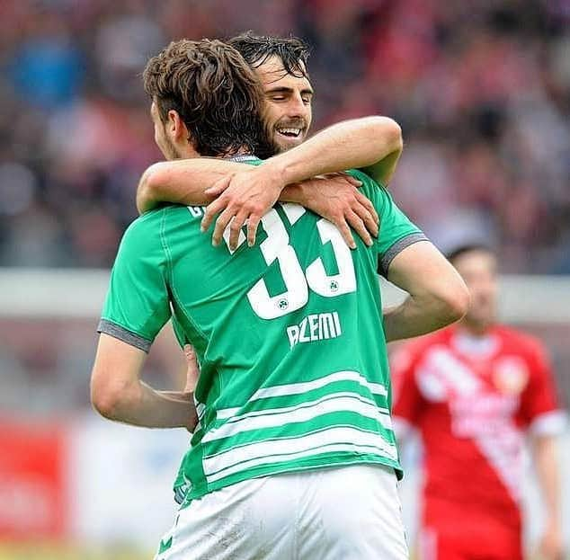 メルギム・マフライのインスタグラム：「Zoti të dashka shumë, asnjëherë nuk po të largon nga unë ☝️ @lirraz1 Ilir Azemi ♥️ #nuktelëvetemJo #fürth #kleeblatt @kleeblatt_fuerth_official #Ilirazemi #bighug」