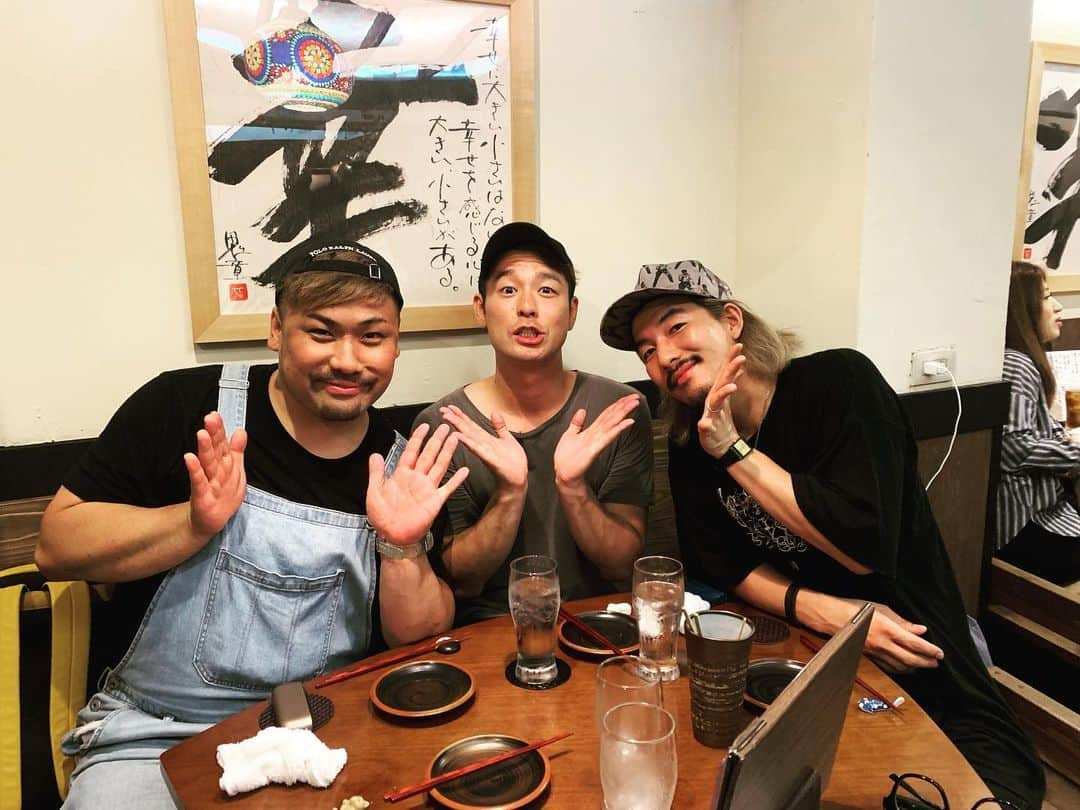 KENTAさんのインスタグラム写真 - (KENTAInstagram)「ご飯中、神田リョウ君合流！笑 偶然が重なって来てくれた！ ありがとうー♪ そして、このお店異常に美味い(笑) タグ付けしておきます！  #drums  #神田リョウ #同世代のスーパードラマー #同世代で盛り上げて隊 #笑伝」6月29日 20時20分 - kentaspyair