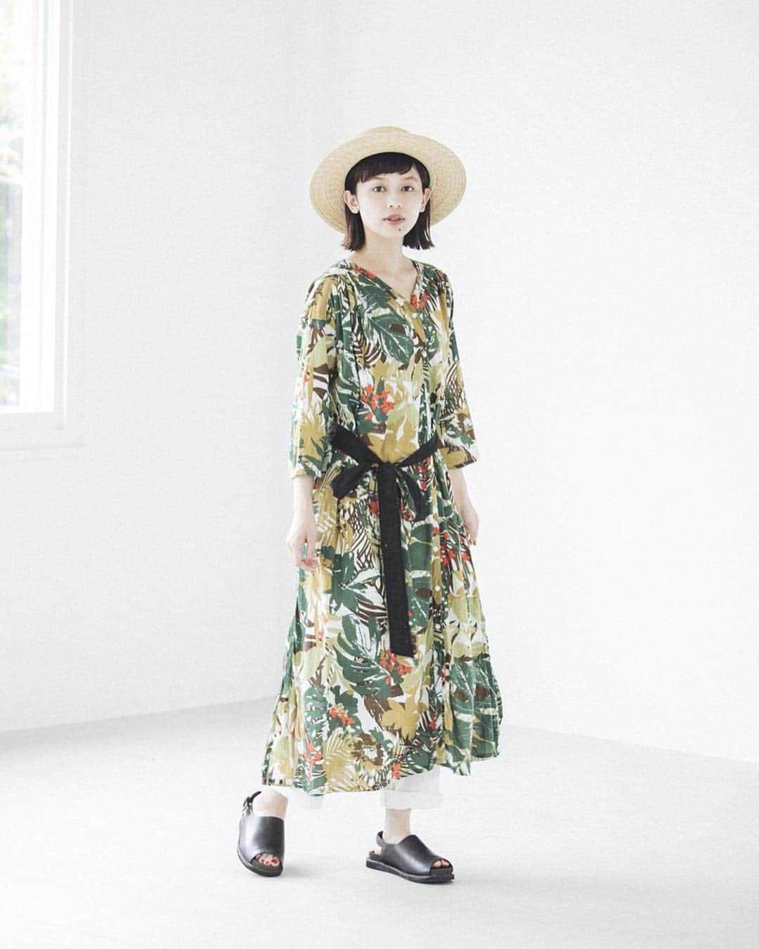 ナチュランさんのインスタグラム写真 - (ナチュランInstagram)「【 CALINER 】夏を楽しむ模様の服﻿ ﻿﻿﻿﻿﻿﻿﻿﻿﻿ 暮らしを彩る印象的な模様のアイテムが好評の「CALINER」。﻿ 今回も、パッと目を引く新鮮な着こなしが届きました。﻿ 夏のデイリー服にはもちろん、旅行などにもおすすめです。﻿ ﻿﻿﻿ ﻿﻿﻿﻿﻿﻿﻿ -----------﻿﻿﻿﻿﻿﻿﻿﻿﻿ ■ボイルボタニカル柄プリントベルト付きVネックワンピース［CAL-2A32-1218-A］﻿ カラフルなボタニカル柄が目を引くワンピース。リゾート感もあり、存在感のある1枚です。﻿ 付属のブラックのベルトでウエストマークしたり、アレンジも楽しんで。﻿ ﻿ ﻿ -----------﻿﻿﻿﻿﻿﻿﻿﻿﻿ ■ボイルフラワー刺繍スタンド衿サイドスリットワンピース［CAL-2A32-1216-A］﻿ 涼し気なブルーの色合いと、華奢な刺繍柄が可愛い羽織りワンピース。﻿ シンプルなキャミワンピースと重ねて、シンプルナチュラルなレイヤードスタイルに。﻿ ﻿ ﻿ -----------﻿﻿﻿﻿﻿﻿﻿﻿﻿ ■ボイル手描きチェック柄プリントギャザースカート［CAL-2A32-1219-A］﻿ ミックスカラーのチェックスカートを主役に。手書き風の柄が印象的な1枚です。﻿ ﻿ ﻿ ﻿ ------------------------------﻿﻿﻿﻿﻿﻿﻿﻿﻿ ▶️お買いものは写真内のタグをタップしてくださいね。またはプロフィールからもナチュランへリンクしています。→@natulan_official﻿﻿﻿﻿﻿﻿﻿﻿﻿ ﻿﻿﻿﻿﻿﻿ ▶️写真内のタグは、販売中でも消えている場合がございます。ぜひ、ナチュランの検索窓から、商品コード又は商品名を、検索してみてくださいね。﻿﻿﻿﻿﻿﻿﻿﻿﻿ ﻿﻿﻿﻿﻿﻿ ▶️プロフィール画面では、季節のおすすめ商品や、再入荷情報をご紹介しています。ぜひ、ご覧くださいませ。→@natulan_official﻿﻿﻿﻿﻿﻿﻿﻿﻿ ﻿﻿﻿﻿﻿﻿﻿﻿﻿ -----------﻿﻿﻿﻿﻿﻿﻿﻿﻿ #lifewear #linendress #今日のコーデ #コーディネート #ファッション #ナチュラル #ナチュラン #natulan #日々の暮らし #暮らしを楽しむ #シンプルライフ #シンプルコーデ #シンプル #暮らし #夏コーデ #大人コーデ #ワンピース #ワンピースコーデ #ボタニカル #ボタニカル柄 #トレンド #ファッショントレンド  #CALINER #カリネ　@307.gunns」6月29日 20時23分 - natulan_official