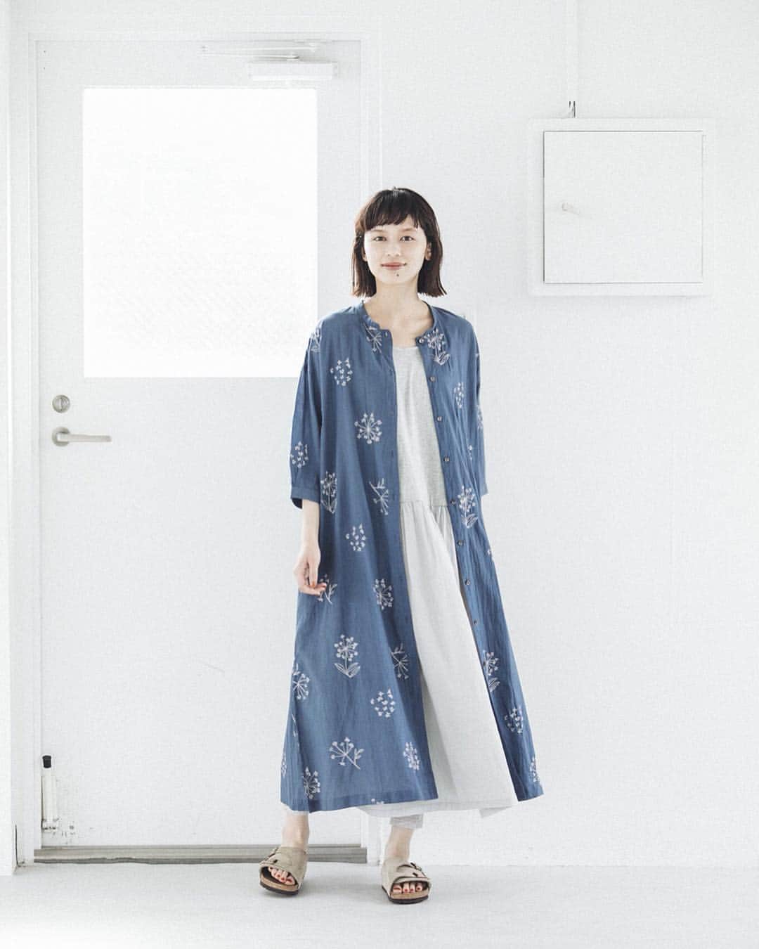 ナチュランさんのインスタグラム写真 - (ナチュランInstagram)「【 CALINER 】夏を楽しむ模様の服﻿ ﻿﻿﻿﻿﻿﻿﻿﻿﻿ 暮らしを彩る印象的な模様のアイテムが好評の「CALINER」。﻿ 今回も、パッと目を引く新鮮な着こなしが届きました。﻿ 夏のデイリー服にはもちろん、旅行などにもおすすめです。﻿ ﻿﻿﻿ ﻿﻿﻿﻿﻿﻿﻿ -----------﻿﻿﻿﻿﻿﻿﻿﻿﻿ ■ボイルボタニカル柄プリントベルト付きVネックワンピース［CAL-2A32-1218-A］﻿ カラフルなボタニカル柄が目を引くワンピース。リゾート感もあり、存在感のある1枚です。﻿ 付属のブラックのベルトでウエストマークしたり、アレンジも楽しんで。﻿ ﻿ ﻿ -----------﻿﻿﻿﻿﻿﻿﻿﻿﻿ ■ボイルフラワー刺繍スタンド衿サイドスリットワンピース［CAL-2A32-1216-A］﻿ 涼し気なブルーの色合いと、華奢な刺繍柄が可愛い羽織りワンピース。﻿ シンプルなキャミワンピースと重ねて、シンプルナチュラルなレイヤードスタイルに。﻿ ﻿ ﻿ -----------﻿﻿﻿﻿﻿﻿﻿﻿﻿ ■ボイル手描きチェック柄プリントギャザースカート［CAL-2A32-1219-A］﻿ ミックスカラーのチェックスカートを主役に。手書き風の柄が印象的な1枚です。﻿ ﻿ ﻿ ﻿ ------------------------------﻿﻿﻿﻿﻿﻿﻿﻿﻿ ▶️お買いものは写真内のタグをタップしてくださいね。またはプロフィールからもナチュランへリンクしています。→@natulan_official﻿﻿﻿﻿﻿﻿﻿﻿﻿ ﻿﻿﻿﻿﻿﻿ ▶️写真内のタグは、販売中でも消えている場合がございます。ぜひ、ナチュランの検索窓から、商品コード又は商品名を、検索してみてくださいね。﻿﻿﻿﻿﻿﻿﻿﻿﻿ ﻿﻿﻿﻿﻿﻿ ▶️プロフィール画面では、季節のおすすめ商品や、再入荷情報をご紹介しています。ぜひ、ご覧くださいませ。→@natulan_official﻿﻿﻿﻿﻿﻿﻿﻿﻿ ﻿﻿﻿﻿﻿﻿﻿﻿﻿ -----------﻿﻿﻿﻿﻿﻿﻿﻿﻿ #lifewear #linendress #今日のコーデ #コーディネート #ファッション #ナチュラル #ナチュラン #natulan #日々の暮らし #暮らしを楽しむ #シンプルライフ #シンプルコーデ #シンプル #暮らし #夏コーデ #大人コーデ #ワンピース #ワンピースコーデ #ボタニカル #ボタニカル柄 #トレンド #ファッショントレンド  #CALINER #カリネ　@307.gunns」6月29日 20時23分 - natulan_official