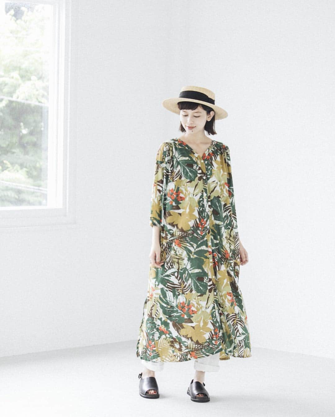 ナチュランさんのインスタグラム写真 - (ナチュランInstagram)「【 CALINER 】夏を楽しむ模様の服﻿ ﻿﻿﻿﻿﻿﻿﻿﻿﻿ 暮らしを彩る印象的な模様のアイテムが好評の「CALINER」。﻿ 今回も、パッと目を引く新鮮な着こなしが届きました。﻿ 夏のデイリー服にはもちろん、旅行などにもおすすめです。﻿ ﻿﻿﻿ ﻿﻿﻿﻿﻿﻿﻿ -----------﻿﻿﻿﻿﻿﻿﻿﻿﻿ ■ボイルボタニカル柄プリントベルト付きVネックワンピース［CAL-2A32-1218-A］﻿ カラフルなボタニカル柄が目を引くワンピース。リゾート感もあり、存在感のある1枚です。﻿ 付属のブラックのベルトでウエストマークしたり、アレンジも楽しんで。﻿ ﻿ ﻿ -----------﻿﻿﻿﻿﻿﻿﻿﻿﻿ ■ボイルフラワー刺繍スタンド衿サイドスリットワンピース［CAL-2A32-1216-A］﻿ 涼し気なブルーの色合いと、華奢な刺繍柄が可愛い羽織りワンピース。﻿ シンプルなキャミワンピースと重ねて、シンプルナチュラルなレイヤードスタイルに。﻿ ﻿ ﻿ -----------﻿﻿﻿﻿﻿﻿﻿﻿﻿ ■ボイル手描きチェック柄プリントギャザースカート［CAL-2A32-1219-A］﻿ ミックスカラーのチェックスカートを主役に。手書き風の柄が印象的な1枚です。﻿ ﻿ ﻿ ﻿ ------------------------------﻿﻿﻿﻿﻿﻿﻿﻿﻿ ▶️お買いものは写真内のタグをタップしてくださいね。またはプロフィールからもナチュランへリンクしています。→@natulan_official﻿﻿﻿﻿﻿﻿﻿﻿﻿ ﻿﻿﻿﻿﻿﻿ ▶️写真内のタグは、販売中でも消えている場合がございます。ぜひ、ナチュランの検索窓から、商品コード又は商品名を、検索してみてくださいね。﻿﻿﻿﻿﻿﻿﻿﻿﻿ ﻿﻿﻿﻿﻿﻿ ▶️プロフィール画面では、季節のおすすめ商品や、再入荷情報をご紹介しています。ぜひ、ご覧くださいませ。→@natulan_official﻿﻿﻿﻿﻿﻿﻿﻿﻿ ﻿﻿﻿﻿﻿﻿﻿﻿﻿ -----------﻿﻿﻿﻿﻿﻿﻿﻿﻿ #lifewear #linendress #今日のコーデ #コーディネート #ファッション #ナチュラル #ナチュラン #natulan #日々の暮らし #暮らしを楽しむ #シンプルライフ #シンプルコーデ #シンプル #暮らし #夏コーデ #大人コーデ #ワンピース #ワンピースコーデ #ボタニカル #ボタニカル柄 #トレンド #ファッショントレンド  #CALINER #カリネ　@307.gunns」6月29日 20時23分 - natulan_official