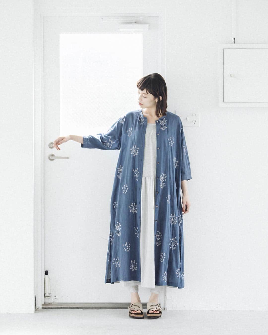 ナチュランさんのインスタグラム写真 - (ナチュランInstagram)「【 CALINER 】夏を楽しむ模様の服﻿ ﻿﻿﻿﻿﻿﻿﻿﻿﻿ 暮らしを彩る印象的な模様のアイテムが好評の「CALINER」。﻿ 今回も、パッと目を引く新鮮な着こなしが届きました。﻿ 夏のデイリー服にはもちろん、旅行などにもおすすめです。﻿ ﻿﻿﻿ ﻿﻿﻿﻿﻿﻿﻿ -----------﻿﻿﻿﻿﻿﻿﻿﻿﻿ ■ボイルボタニカル柄プリントベルト付きVネックワンピース［CAL-2A32-1218-A］﻿ カラフルなボタニカル柄が目を引くワンピース。リゾート感もあり、存在感のある1枚です。﻿ 付属のブラックのベルトでウエストマークしたり、アレンジも楽しんで。﻿ ﻿ ﻿ -----------﻿﻿﻿﻿﻿﻿﻿﻿﻿ ■ボイルフラワー刺繍スタンド衿サイドスリットワンピース［CAL-2A32-1216-A］﻿ 涼し気なブルーの色合いと、華奢な刺繍柄が可愛い羽織りワンピース。﻿ シンプルなキャミワンピースと重ねて、シンプルナチュラルなレイヤードスタイルに。﻿ ﻿ ﻿ -----------﻿﻿﻿﻿﻿﻿﻿﻿﻿ ■ボイル手描きチェック柄プリントギャザースカート［CAL-2A32-1219-A］﻿ ミックスカラーのチェックスカートを主役に。手書き風の柄が印象的な1枚です。﻿ ﻿ ﻿ ﻿ ------------------------------﻿﻿﻿﻿﻿﻿﻿﻿﻿ ▶️お買いものは写真内のタグをタップしてくださいね。またはプロフィールからもナチュランへリンクしています。→@natulan_official﻿﻿﻿﻿﻿﻿﻿﻿﻿ ﻿﻿﻿﻿﻿﻿ ▶️写真内のタグは、販売中でも消えている場合がございます。ぜひ、ナチュランの検索窓から、商品コード又は商品名を、検索してみてくださいね。﻿﻿﻿﻿﻿﻿﻿﻿﻿ ﻿﻿﻿﻿﻿﻿ ▶️プロフィール画面では、季節のおすすめ商品や、再入荷情報をご紹介しています。ぜひ、ご覧くださいませ。→@natulan_official﻿﻿﻿﻿﻿﻿﻿﻿﻿ ﻿﻿﻿﻿﻿﻿﻿﻿﻿ -----------﻿﻿﻿﻿﻿﻿﻿﻿﻿ #lifewear #linendress #今日のコーデ #コーディネート #ファッション #ナチュラル #ナチュラン #natulan #日々の暮らし #暮らしを楽しむ #シンプルライフ #シンプルコーデ #シンプル #暮らし #夏コーデ #大人コーデ #ワンピース #ワンピースコーデ #ボタニカル #ボタニカル柄 #トレンド #ファッショントレンド  #CALINER #カリネ　@307.gunns」6月29日 20時23分 - natulan_official