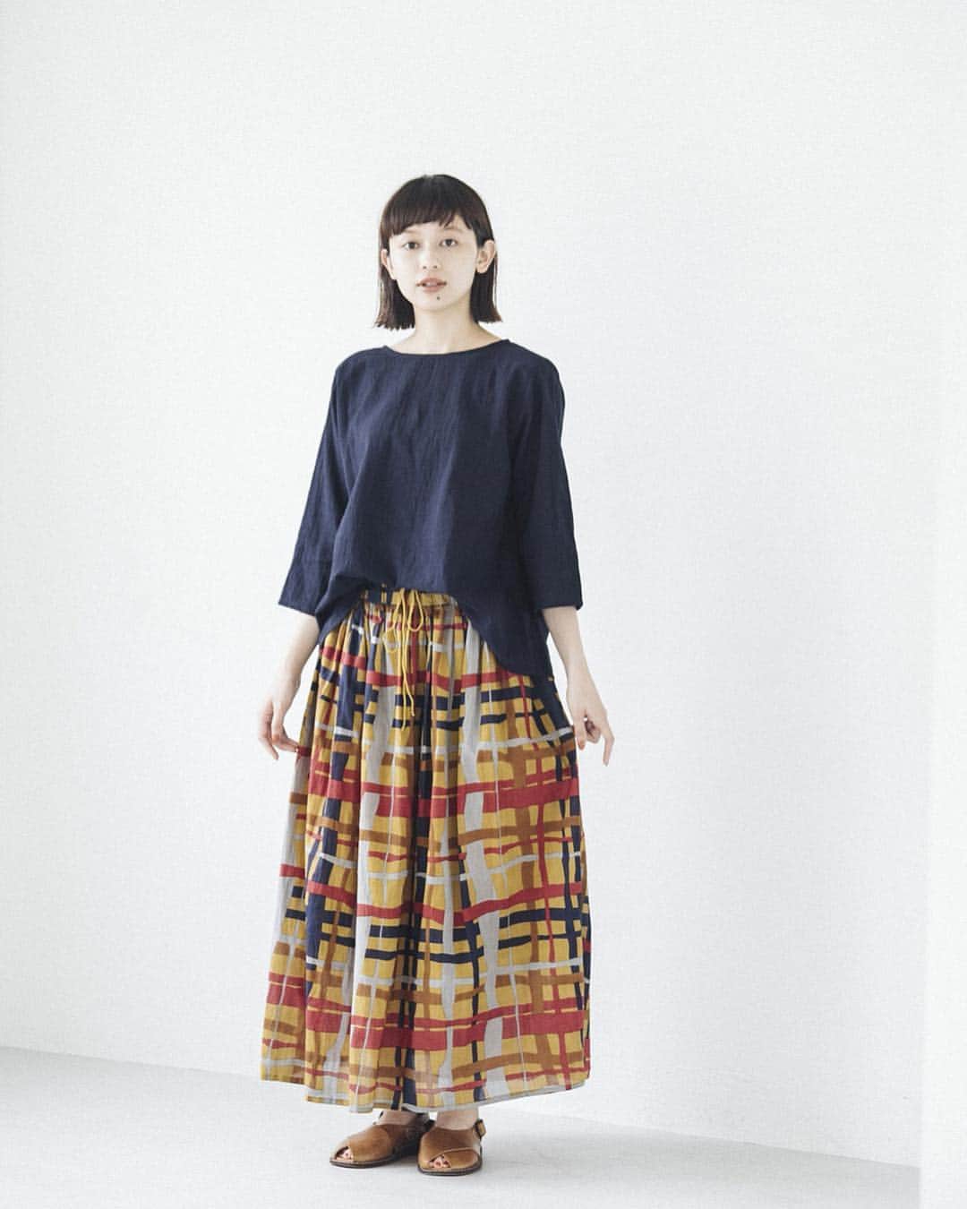 ナチュランさんのインスタグラム写真 - (ナチュランInstagram)「【 CALINER 】夏を楽しむ模様の服﻿ ﻿﻿﻿﻿﻿﻿﻿﻿﻿ 暮らしを彩る印象的な模様のアイテムが好評の「CALINER」。﻿ 今回も、パッと目を引く新鮮な着こなしが届きました。﻿ 夏のデイリー服にはもちろん、旅行などにもおすすめです。﻿ ﻿﻿﻿ ﻿﻿﻿﻿﻿﻿﻿ -----------﻿﻿﻿﻿﻿﻿﻿﻿﻿ ■ボイルボタニカル柄プリントベルト付きVネックワンピース［CAL-2A32-1218-A］﻿ カラフルなボタニカル柄が目を引くワンピース。リゾート感もあり、存在感のある1枚です。﻿ 付属のブラックのベルトでウエストマークしたり、アレンジも楽しんで。﻿ ﻿ ﻿ -----------﻿﻿﻿﻿﻿﻿﻿﻿﻿ ■ボイルフラワー刺繍スタンド衿サイドスリットワンピース［CAL-2A32-1216-A］﻿ 涼し気なブルーの色合いと、華奢な刺繍柄が可愛い羽織りワンピース。﻿ シンプルなキャミワンピースと重ねて、シンプルナチュラルなレイヤードスタイルに。﻿ ﻿ ﻿ -----------﻿﻿﻿﻿﻿﻿﻿﻿﻿ ■ボイル手描きチェック柄プリントギャザースカート［CAL-2A32-1219-A］﻿ ミックスカラーのチェックスカートを主役に。手書き風の柄が印象的な1枚です。﻿ ﻿ ﻿ ﻿ ------------------------------﻿﻿﻿﻿﻿﻿﻿﻿﻿ ▶️お買いものは写真内のタグをタップしてくださいね。またはプロフィールからもナチュランへリンクしています。→@natulan_official﻿﻿﻿﻿﻿﻿﻿﻿﻿ ﻿﻿﻿﻿﻿﻿ ▶️写真内のタグは、販売中でも消えている場合がございます。ぜひ、ナチュランの検索窓から、商品コード又は商品名を、検索してみてくださいね。﻿﻿﻿﻿﻿﻿﻿﻿﻿ ﻿﻿﻿﻿﻿﻿ ▶️プロフィール画面では、季節のおすすめ商品や、再入荷情報をご紹介しています。ぜひ、ご覧くださいませ。→@natulan_official﻿﻿﻿﻿﻿﻿﻿﻿﻿ ﻿﻿﻿﻿﻿﻿﻿﻿﻿ -----------﻿﻿﻿﻿﻿﻿﻿﻿﻿ #lifewear #linendress #今日のコーデ #コーディネート #ファッション #ナチュラル #ナチュラン #natulan #日々の暮らし #暮らしを楽しむ #シンプルライフ #シンプルコーデ #シンプル #暮らし #夏コーデ #大人コーデ #ワンピース #ワンピースコーデ #ボタニカル #ボタニカル柄 #トレンド #ファッショントレンド  #CALINER #カリネ　@307.gunns」6月29日 20時23分 - natulan_official