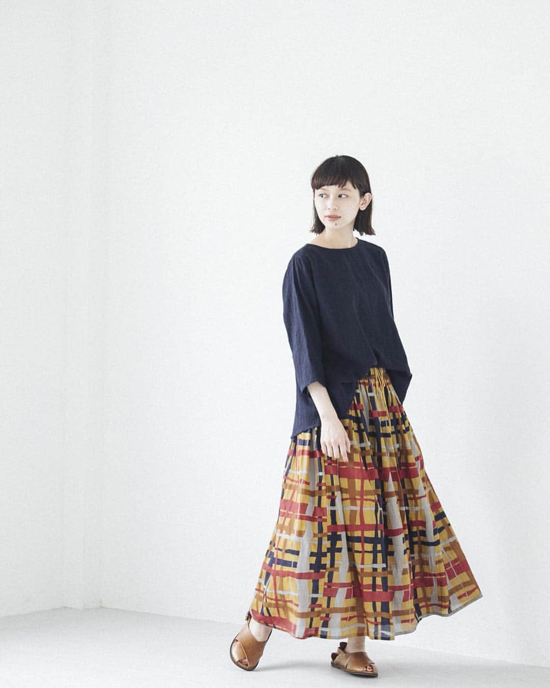 ナチュランさんのインスタグラム写真 - (ナチュランInstagram)「【 CALINER 】夏を楽しむ模様の服﻿ ﻿﻿﻿﻿﻿﻿﻿﻿﻿ 暮らしを彩る印象的な模様のアイテムが好評の「CALINER」。﻿ 今回も、パッと目を引く新鮮な着こなしが届きました。﻿ 夏のデイリー服にはもちろん、旅行などにもおすすめです。﻿ ﻿﻿﻿ ﻿﻿﻿﻿﻿﻿﻿ -----------﻿﻿﻿﻿﻿﻿﻿﻿﻿ ■ボイルボタニカル柄プリントベルト付きVネックワンピース［CAL-2A32-1218-A］﻿ カラフルなボタニカル柄が目を引くワンピース。リゾート感もあり、存在感のある1枚です。﻿ 付属のブラックのベルトでウエストマークしたり、アレンジも楽しんで。﻿ ﻿ ﻿ -----------﻿﻿﻿﻿﻿﻿﻿﻿﻿ ■ボイルフラワー刺繍スタンド衿サイドスリットワンピース［CAL-2A32-1216-A］﻿ 涼し気なブルーの色合いと、華奢な刺繍柄が可愛い羽織りワンピース。﻿ シンプルなキャミワンピースと重ねて、シンプルナチュラルなレイヤードスタイルに。﻿ ﻿ ﻿ -----------﻿﻿﻿﻿﻿﻿﻿﻿﻿ ■ボイル手描きチェック柄プリントギャザースカート［CAL-2A32-1219-A］﻿ ミックスカラーのチェックスカートを主役に。手書き風の柄が印象的な1枚です。﻿ ﻿ ﻿ ﻿ ------------------------------﻿﻿﻿﻿﻿﻿﻿﻿﻿ ▶️お買いものは写真内のタグをタップしてくださいね。またはプロフィールからもナチュランへリンクしています。→@natulan_official﻿﻿﻿﻿﻿﻿﻿﻿﻿ ﻿﻿﻿﻿﻿﻿ ▶️写真内のタグは、販売中でも消えている場合がございます。ぜひ、ナチュランの検索窓から、商品コード又は商品名を、検索してみてくださいね。﻿﻿﻿﻿﻿﻿﻿﻿﻿ ﻿﻿﻿﻿﻿﻿ ▶️プロフィール画面では、季節のおすすめ商品や、再入荷情報をご紹介しています。ぜひ、ご覧くださいませ。→@natulan_official﻿﻿﻿﻿﻿﻿﻿﻿﻿ ﻿﻿﻿﻿﻿﻿﻿﻿﻿ -----------﻿﻿﻿﻿﻿﻿﻿﻿﻿ #lifewear #linendress #今日のコーデ #コーディネート #ファッション #ナチュラル #ナチュラン #natulan #日々の暮らし #暮らしを楽しむ #シンプルライフ #シンプルコーデ #シンプル #暮らし #夏コーデ #大人コーデ #ワンピース #ワンピースコーデ #ボタニカル #ボタニカル柄 #トレンド #ファッショントレンド  #CALINER #カリネ　@307.gunns」6月29日 20時23分 - natulan_official