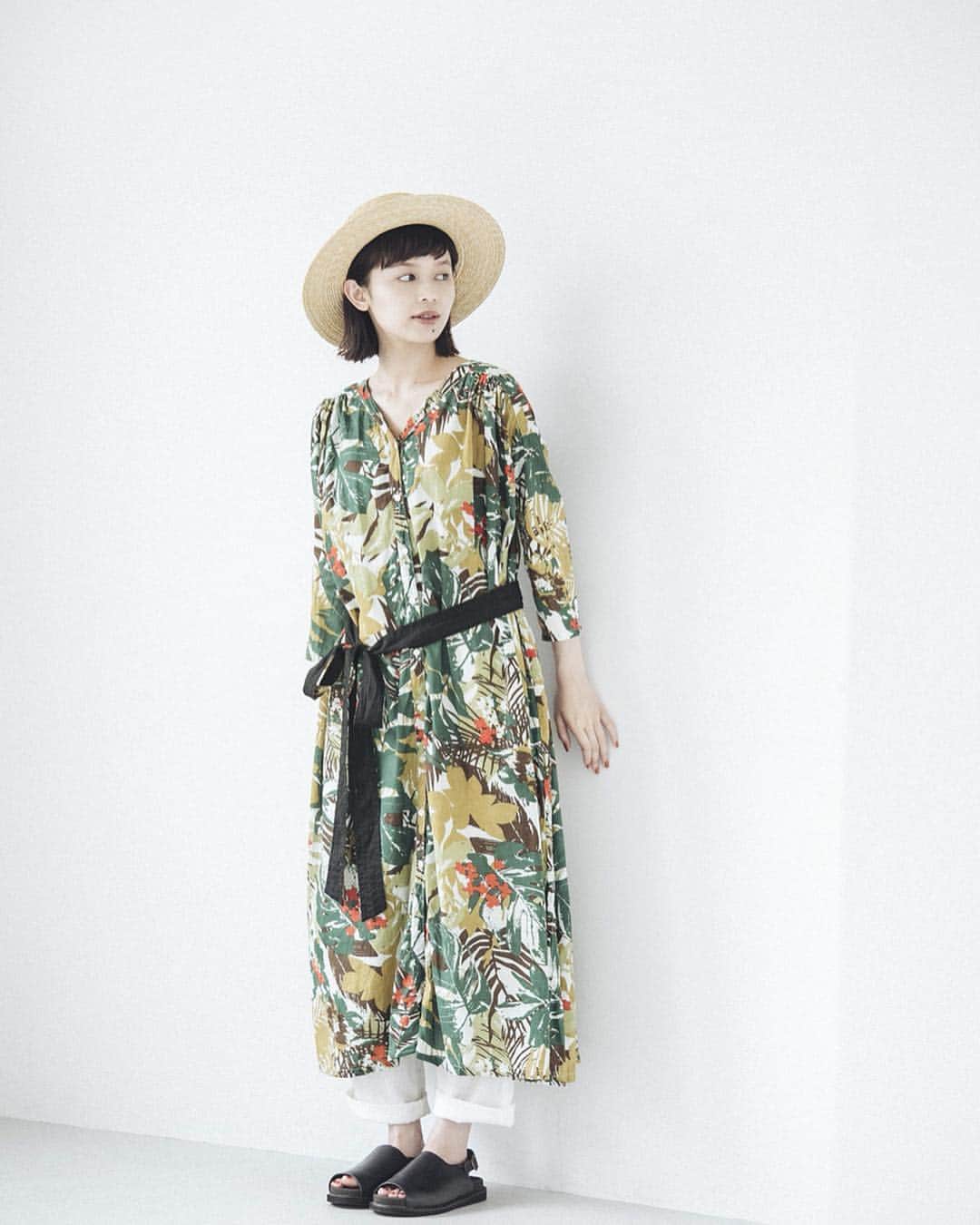 ナチュランさんのインスタグラム写真 - (ナチュランInstagram)「【 CALINER 】夏を楽しむ模様の服﻿ ﻿﻿﻿﻿﻿﻿﻿﻿﻿ 暮らしを彩る印象的な模様のアイテムが好評の「CALINER」。﻿ 今回も、パッと目を引く新鮮な着こなしが届きました。﻿ 夏のデイリー服にはもちろん、旅行などにもおすすめです。﻿ ﻿﻿﻿ ﻿﻿﻿﻿﻿﻿﻿ -----------﻿﻿﻿﻿﻿﻿﻿﻿﻿ ■ボイルボタニカル柄プリントベルト付きVネックワンピース［CAL-2A32-1218-A］﻿ カラフルなボタニカル柄が目を引くワンピース。リゾート感もあり、存在感のある1枚です。﻿ 付属のブラックのベルトでウエストマークしたり、アレンジも楽しんで。﻿ ﻿ ﻿ -----------﻿﻿﻿﻿﻿﻿﻿﻿﻿ ■ボイルフラワー刺繍スタンド衿サイドスリットワンピース［CAL-2A32-1216-A］﻿ 涼し気なブルーの色合いと、華奢な刺繍柄が可愛い羽織りワンピース。﻿ シンプルなキャミワンピースと重ねて、シンプルナチュラルなレイヤードスタイルに。﻿ ﻿ ﻿ -----------﻿﻿﻿﻿﻿﻿﻿﻿﻿ ■ボイル手描きチェック柄プリントギャザースカート［CAL-2A32-1219-A］﻿ ミックスカラーのチェックスカートを主役に。手書き風の柄が印象的な1枚です。﻿ ﻿ ﻿ ﻿ ------------------------------﻿﻿﻿﻿﻿﻿﻿﻿﻿ ▶️お買いものは写真内のタグをタップしてくださいね。またはプロフィールからもナチュランへリンクしています。→@natulan_official﻿﻿﻿﻿﻿﻿﻿﻿﻿ ﻿﻿﻿﻿﻿﻿ ▶️写真内のタグは、販売中でも消えている場合がございます。ぜひ、ナチュランの検索窓から、商品コード又は商品名を、検索してみてくださいね。﻿﻿﻿﻿﻿﻿﻿﻿﻿ ﻿﻿﻿﻿﻿﻿ ▶️プロフィール画面では、季節のおすすめ商品や、再入荷情報をご紹介しています。ぜひ、ご覧くださいませ。→@natulan_official﻿﻿﻿﻿﻿﻿﻿﻿﻿ ﻿﻿﻿﻿﻿﻿﻿﻿﻿ -----------﻿﻿﻿﻿﻿﻿﻿﻿﻿ #lifewear #linendress #今日のコーデ #コーディネート #ファッション #ナチュラル #ナチュラン #natulan #日々の暮らし #暮らしを楽しむ #シンプルライフ #シンプルコーデ #シンプル #暮らし #夏コーデ #大人コーデ #ワンピース #ワンピースコーデ #ボタニカル #ボタニカル柄 #トレンド #ファッショントレンド  #CALINER #カリネ　@307.gunns」6月29日 20時23分 - natulan_official