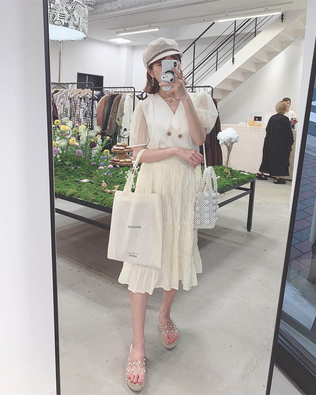 のインスタグラム：「✈️🇯🇵⠀ ⠀ 日本に戻ってきて今日は撮影終わりに  @merlotcamp さんの展示会へ行ってきました❤︎ 可愛いサコッシュがあったからオーダーしてきた𓅸 届くの楽しみ~ 鏡見たら全身アイボリーなことに気づいた。 消えそな色コーデ好き𓂃  #merlot#メルロー#カワイイハオモシロイ#milleacode#pr#데일리코디#코디#코디스타그램#코디네이트#아이보리」