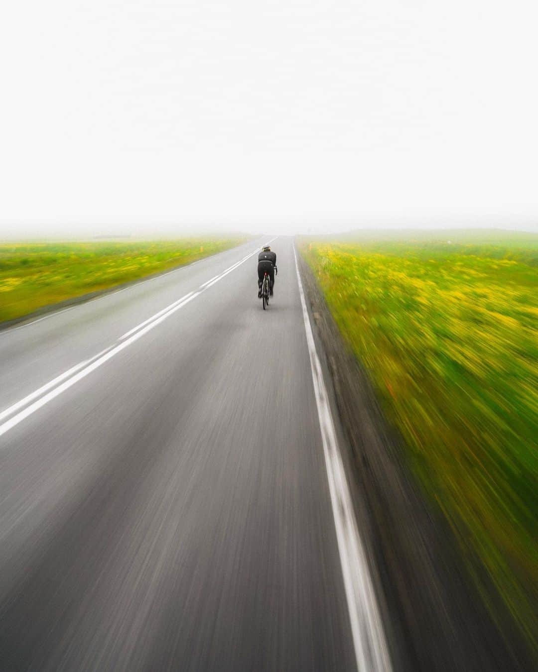 クリス・バーカードのインスタグラム：「843 miles - I’m very much alive. Maybe more than I’ve ever been. I never would have ever envisioned the last 6 months of training would have paid off in this way... but in the end it wasn’t the training or the bike or even the nutrition. It was the crazy, incredible outpouring of support from people like yourself & my close family and friends that kept me going... and I mean that in the most honest way. Dark, cold, windy & absolutely soul crushing conditions... those simple words of inspiration were tear jerking . For 52.5 hours I rode as fast as I could around Iceland nonstop, Setting a new speed record.... I figured I would sum up the experience with a little debrief of the highlights: •started nervous & way too excited. Took the lead early •crashed on the first gravel section from swapping bikes too soon •Rode epic tailwind through fjords •flew into a wet roundabout too fast and instead of hitting the brakes I just sent it off-road down an embankment. Barely pulled it •watched the sunset & sunrise for 5 hours •first 100 miles in 4h40min & 200 miles sub 10 hours •I made a deal with my bladder and didn’t get off the bike for the first 200 miles •started putting small amounts of caffeine into the system •small knee pain •small butt pain •reached Myvatn ( most northern point) & rode through the arctic desert to Eglissstadur •never realized it got this hot in iceland •can’t drink enough liquid •sat down for 15 minutes, tried to sleep but muscles started seizing •Ate French fries.. salt is the best thing ever •long gravel climb & scary gravel descent on Oxi pass • watched 2nd sunset & sunrise •millions of flies flying into mouth & ears •beautiful red skies should have been warning sign •oil glass ocean riding through the Fjords •massive lenticular clouds over Jokulslarlon •2-3 hours of windiest conditions I’ve ridden in •Nearly blown off bike multiple times •No sleep for 50+ hours •Wind stopped and the rain started •started yelling at sheep to stay awake •caffeine pills •listened to the same playlist 10x •started shivering & feeling hypothermic •delirium started setting in •200 miles to go •random friends & people waving me on •pee is yellow • CONTINUED IN COMMENTS」