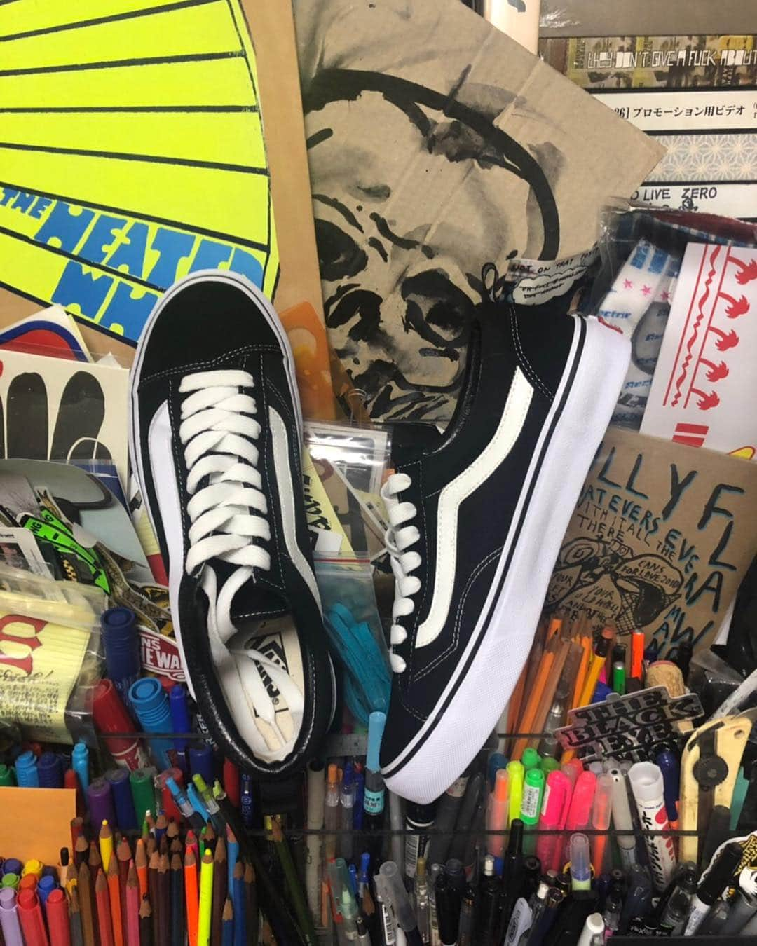 ビームスさんのインスタグラム写真 - (ビームスInstagram)「VANS × SSZ “MIX SKOOL" & TEE ・ “MIX”をテーマに＜SSZ＞が作った最強のシリーズ。 ・ 『OLD SKOOL』が誕生した70年代のデザインと、90年代に『OLD SKOOL』の進化版として誕生したモデル『KNU SKOOL（ニュー スクール）』。オリジナルとニュースタイル版のデザインとマテリアルをMIXして別注。 ・ @vans @beams_mens_casual @beams_harajuku_official @beams_boy_harajuku ・ #HARAJUKU_BEAMS #beams #ビームス #原宿 #oldskool  #knuskool  #mixdskool  #mix tee #shoes #sneakers #ssz」6月29日 20時33分 - beams_official