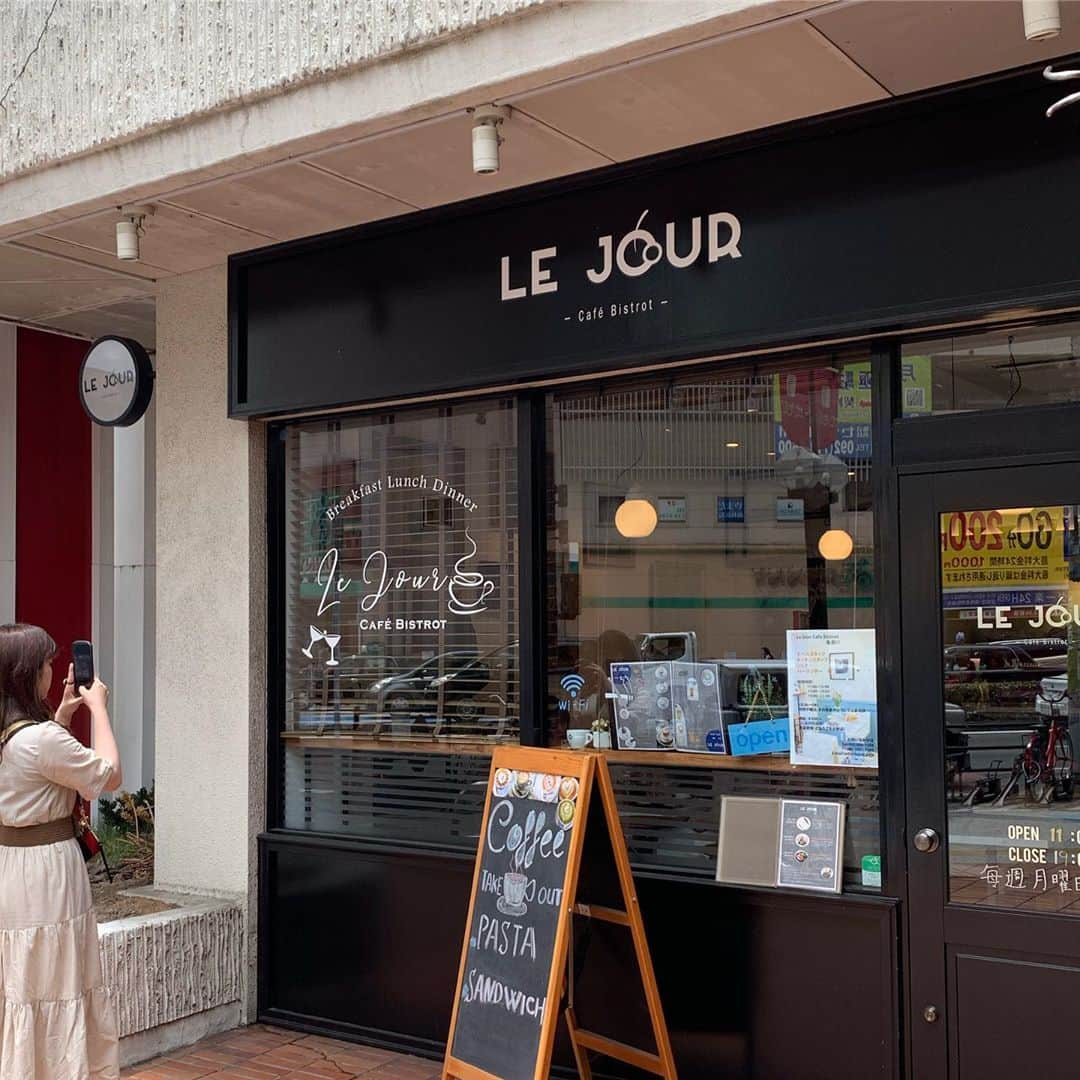 鹿の間さんのインスタグラム写真 - (鹿の間Instagram)「『Le Jour Cafe Bistrot』 住吉にとても可愛いお店を発見！ １年前に出来たらしく知る人ぞ知る穴場カフェ。 昼なのに人も少なくゆっくり出来た。 唐辛子入りのトマトパスタが程よい辛さで激ウマ！ 食後はカフェモカを飲みながらひたすら語りつくしました。 また近々行きたい‧˚₊*̥(* ⁰̷̴͈꒨⁰̷̴͈)‧˚₊*̥ ------------------------------- #穴場カフェ #福岡カフェ #博多カフェ #住吉カフェ #渡辺通りグルメ #カフェ巡り #fukuokacafe #후쿠오카카페 #후쿠오카」6月29日 20時45分 - rhodon41