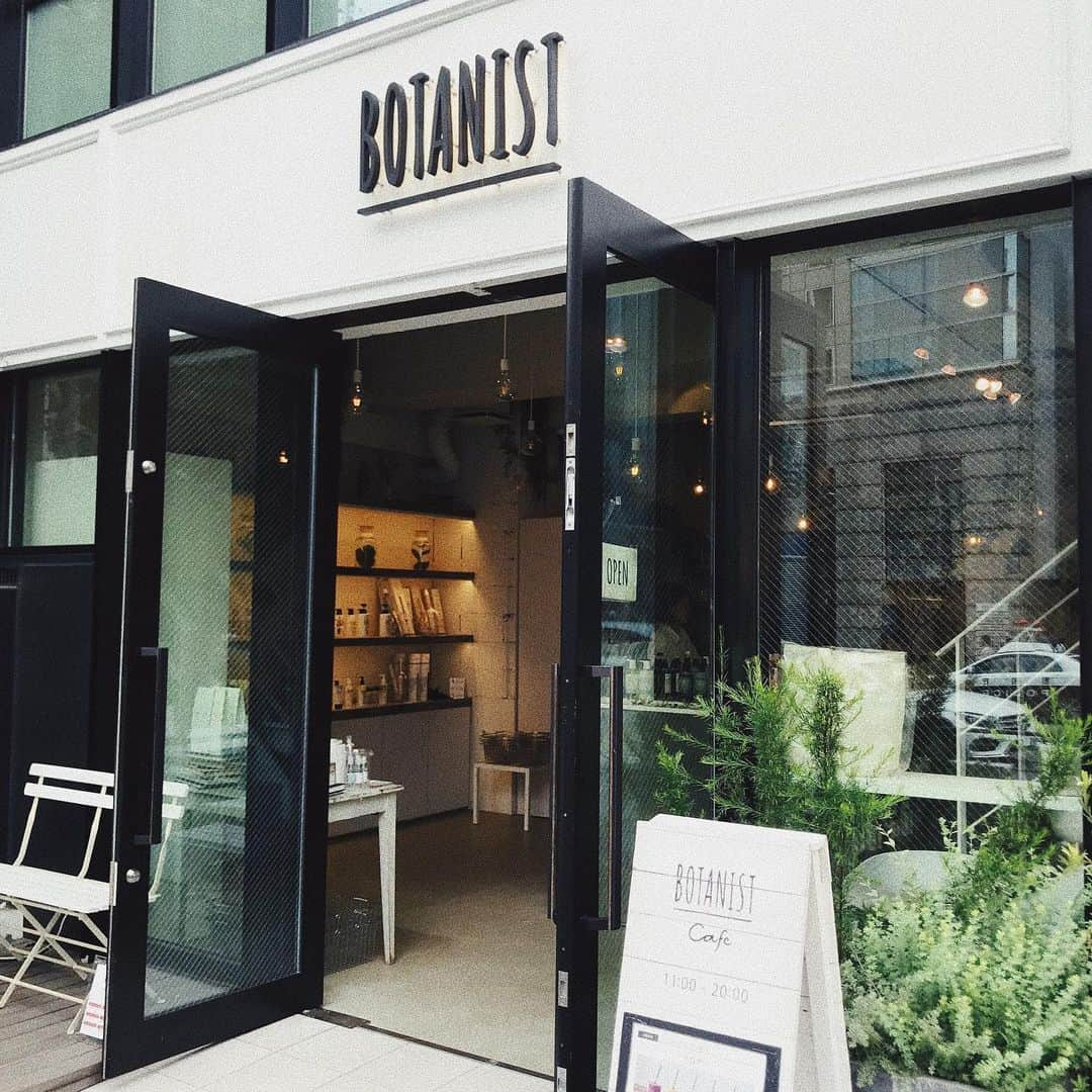 夏焼雅さんのインスタグラム写真 - (夏焼雅Instagram)「@botanist_official cafeもpostするね♥︎﻿ 1FではBOTANISTのヘアケア・ボディーソープ・洗顔アイテムまで揃っていて﻿購入できる店舗と2Fがカフェになっているので両方がまとめて済ませちゃう✨✨﻿ ﻿ cafeではヘルシーで可愛いフードがいっぱいでどれにしようか悩みに悩んで今回はハンバーガーにしたよ◟⌣̈⃝◞🍔﻿ それと色が変わる不思議な紅茶もオススメです☕︎﻿ movie genic♡♡♡﻿ ﻿ この日は @rie0723 sanにお誘いしてもらって行って来て、とても居心地良かったので 私も友達とのランチや打ち合わせの時にも使いたいなと💭﻿ ﻿ 次はボロネーゼ食べよっかな🍝﻿ ﻿ #botanisttokyo #ボタニストトウキョウ ﻿#ad #harajuku #ヘルシーメニュー #botanistcafe #ボタニストカフェ﻿ #shampoo #bodycare  #botanist #ボタニスト ﻿ @botanist_official﻿ @botanist_tokyo﻿ ﻿」6月29日 20時39分 - miyaaa0825