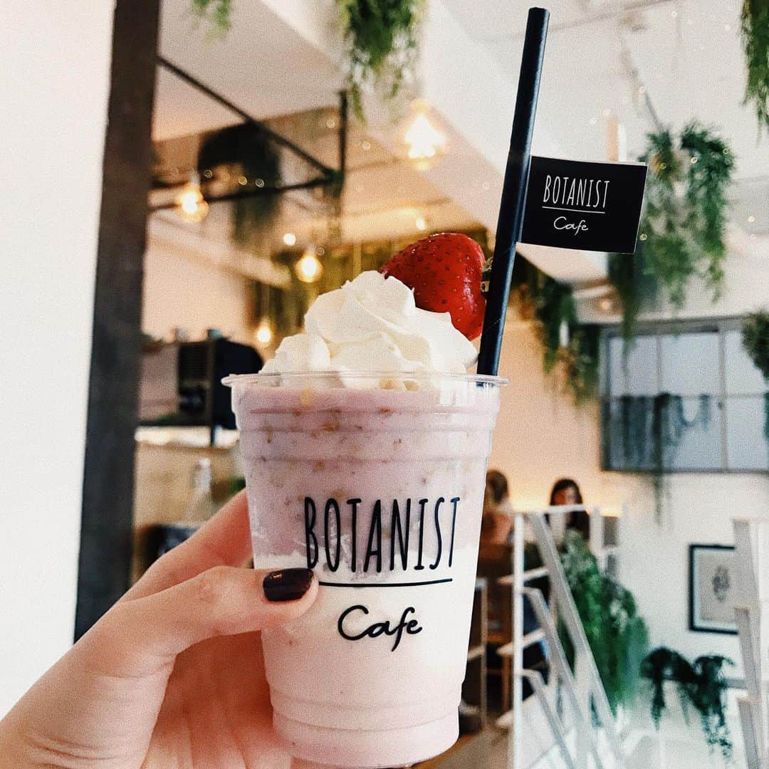 夏焼雅さんのインスタグラム写真 - (夏焼雅Instagram)「@botanist_official cafeもpostするね♥︎﻿ 1FではBOTANISTのヘアケア・ボディーソープ・洗顔アイテムまで揃っていて﻿購入できる店舗と2Fがカフェになっているので両方がまとめて済ませちゃう✨✨﻿ ﻿ cafeではヘルシーで可愛いフードがいっぱいでどれにしようか悩みに悩んで今回はハンバーガーにしたよ◟⌣̈⃝◞🍔﻿ それと色が変わる不思議な紅茶もオススメです☕︎﻿ movie genic♡♡♡﻿ ﻿ この日は @rie0723 sanにお誘いしてもらって行って来て、とても居心地良かったので 私も友達とのランチや打ち合わせの時にも使いたいなと💭﻿ ﻿ 次はボロネーゼ食べよっかな🍝﻿ ﻿ #botanisttokyo #ボタニストトウキョウ ﻿#ad #harajuku #ヘルシーメニュー #botanistcafe #ボタニストカフェ﻿ #shampoo #bodycare  #botanist #ボタニスト ﻿ @botanist_official﻿ @botanist_tokyo﻿ ﻿」6月29日 20時39分 - miyaaa0825