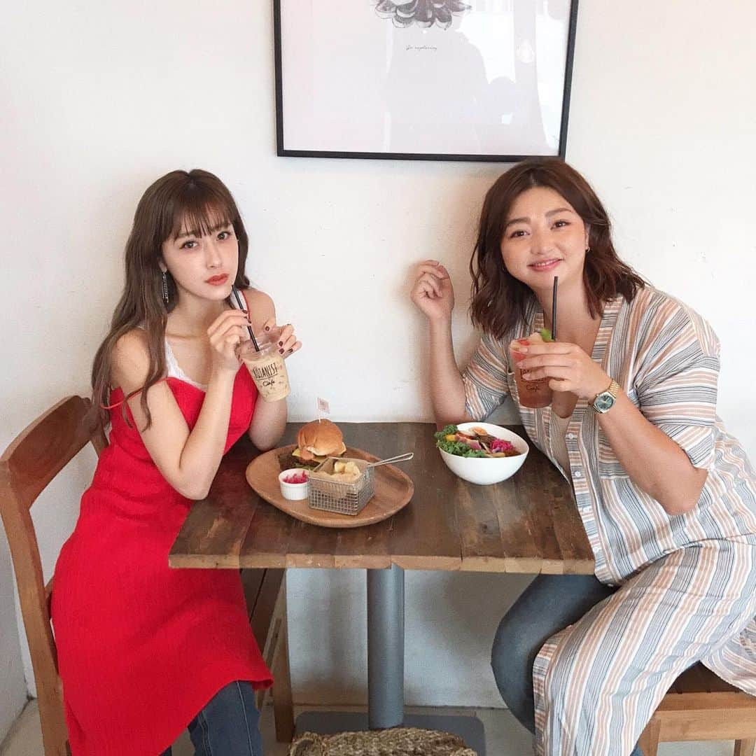 夏焼雅さんのインスタグラム写真 - (夏焼雅Instagram)「@botanist_official cafeもpostするね♥︎﻿ 1FではBOTANISTのヘアケア・ボディーソープ・洗顔アイテムまで揃っていて﻿購入できる店舗と2Fがカフェになっているので両方がまとめて済ませちゃう✨✨﻿ ﻿ cafeではヘルシーで可愛いフードがいっぱいでどれにしようか悩みに悩んで今回はハンバーガーにしたよ◟⌣̈⃝◞🍔﻿ それと色が変わる不思議な紅茶もオススメです☕︎﻿ movie genic♡♡♡﻿ ﻿ この日は @rie0723 sanにお誘いしてもらって行って来て、とても居心地良かったので 私も友達とのランチや打ち合わせの時にも使いたいなと💭﻿ ﻿ 次はボロネーゼ食べよっかな🍝﻿ ﻿ #botanisttokyo #ボタニストトウキョウ ﻿#ad #harajuku #ヘルシーメニュー #botanistcafe #ボタニストカフェ﻿ #shampoo #bodycare  #botanist #ボタニスト ﻿ @botanist_official﻿ @botanist_tokyo﻿ ﻿」6月29日 20時39分 - miyaaa0825