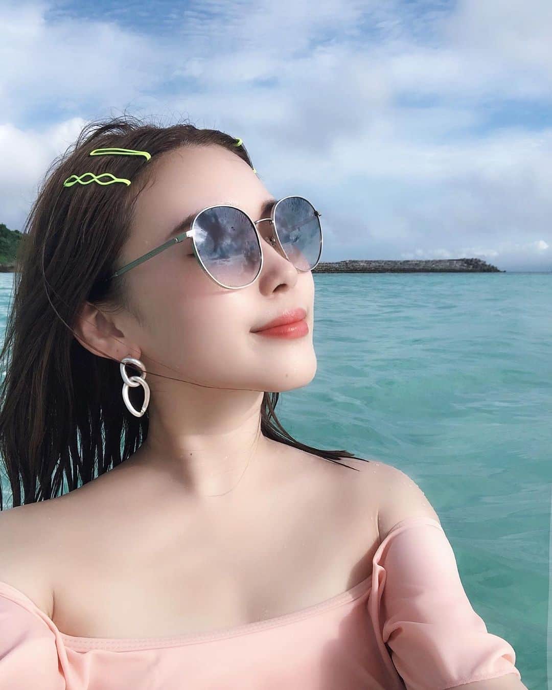 藤川沙弥のインスタグラム：「日焼けはしたくないけども﻿﻿ たまには光合成も大事🤫☀️﻿﻿ ﻿﻿ 探してた透けサングラス🕶﻿﻿ ちょーど良いくらいのを見つけた🐒💕﻿﻿ ﻿ 韓国でも可愛いcaféが併設されてて有名な﻿ @carin_teastella ね、﻿ その時も買うか悩んでたんだけど﻿﻿ スジちゃんがイメージモデルしてる 新作が可愛くてgetしましたっ😎🌈﻿ ﻿ ﻿ ﻿」