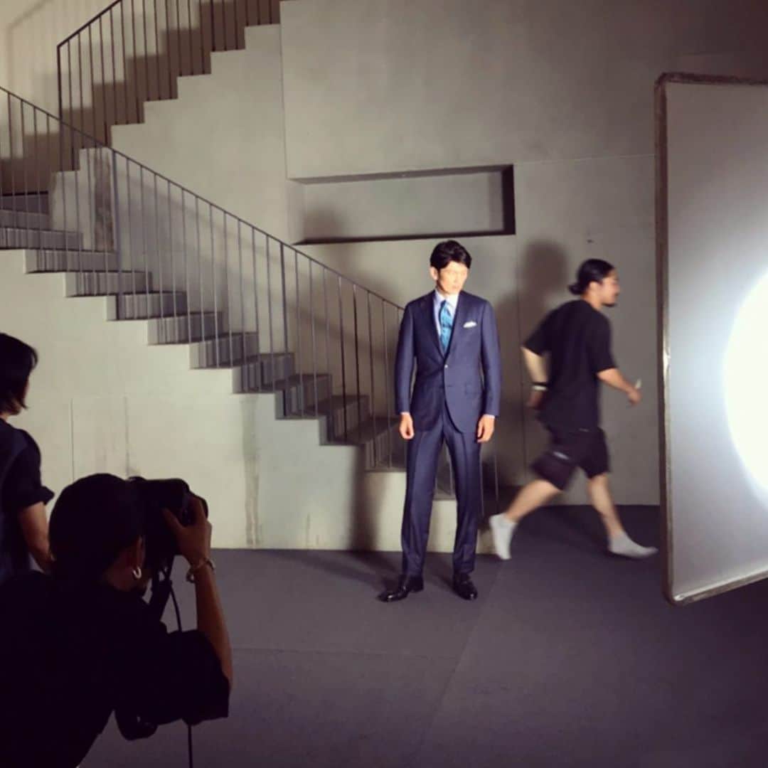 丸山智己さんのインスタグラム写真 - (丸山智己Instagram)「たまにはスチールの仕事も。 すんごい新鮮でした。 野菜たっぷりなランチで最高。  #shooting #suits #model」6月29日 20時49分 - tomomi.maruyama0327