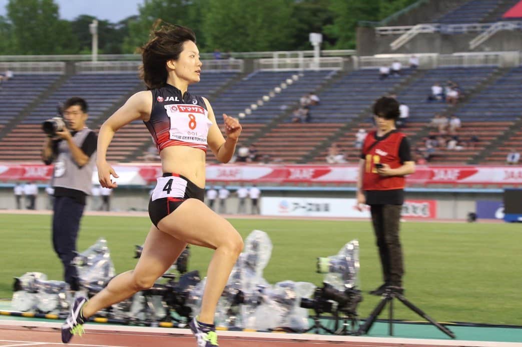 のインスタグラム：「【日本選手権100m】 予選 11″55 +1.0m 準決勝 11″60 ±0 決勝 11″72 +0.6m 2位 ラウンド毎にタイムを落としてしまって自分の走りができなかったのが、とても悔しいです。ただ皆さんから声をかけていただいた言葉一つ一つがとても嬉しくて私を成長させてくれます。 ここからまた自分の走りに向かって挑戦し続けます💪 沢山のご声援ありがとうございました！ そして会場まで足を運んでいただいた応援団の方も含めてチームJALがとっても大好きです😊✈︎ #jal #flyforit #一緒ならもっと飛べる」