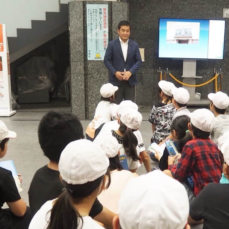 青山大人さんのインスタグラム写真 - (青山大人Instagram)「つくば市立要小学校のみんなが国会に来てくれました！要小も毎年案内させて頂いております。児童のみんなも一生懸命、話を聞いてくれました。  #要 #要小 #国会見学  #青山やまと #青山大人 #選挙区 #茨城6区 #土浦 #土浦市 #つくば #つくば市 #石岡 #石岡市 #かすみがうら #かすみがうら市 #つくばみらい #つくばみらい市 #小美玉 #小美玉市」6月29日 20時52分 - aoyamayamato