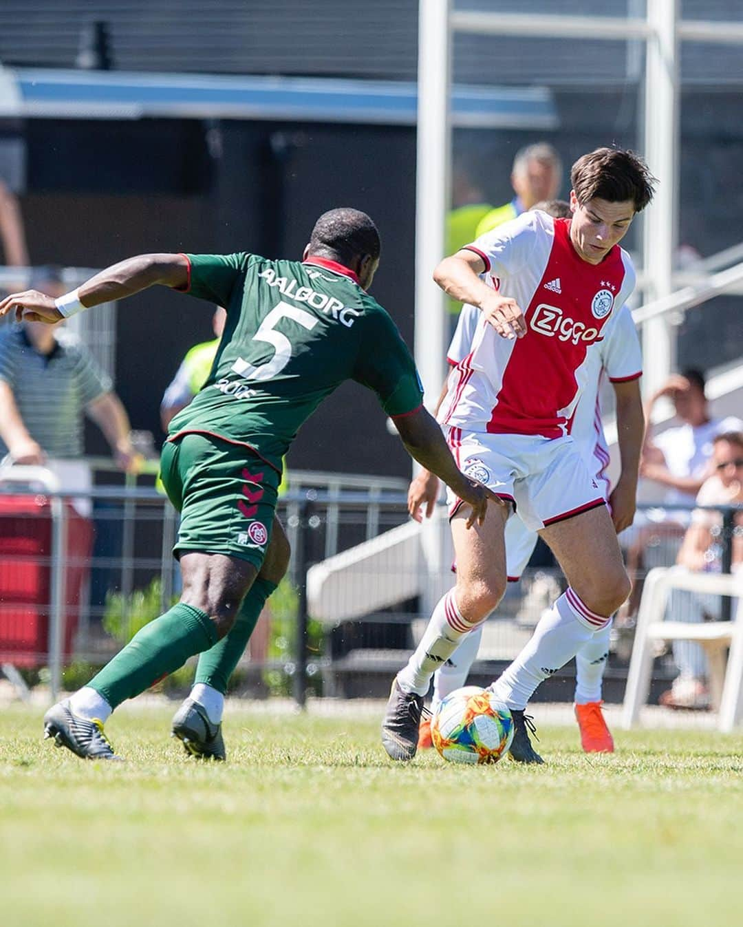 アヤックス・アムステルダムさんのインスタグラム写真 - (アヤックス・アムステルダムInstagram)「🤝🤝🤝 1️⃣ #Ajax vs. 1️⃣Aalborg BK  #ajaaal #PreSeason 🇳🇱」6月29日 20時54分 - afcajax