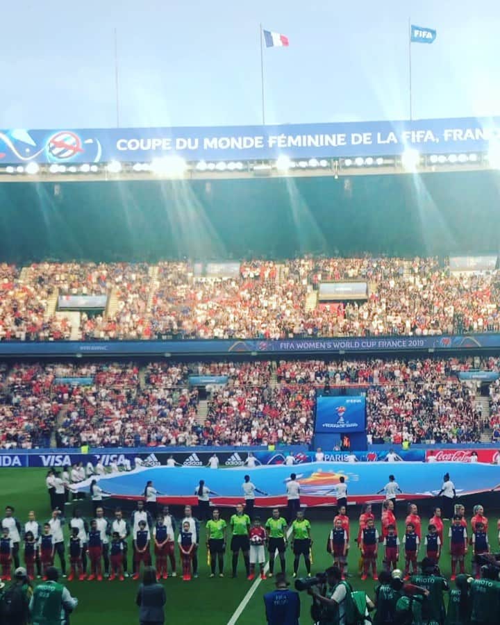 ニコール・リッチーのインスタグラム：「I cannot believe I got to see this in person. Congratulations #USA 🙌🏾」