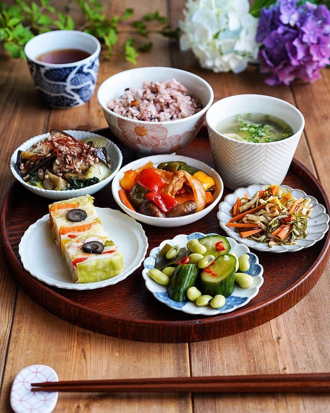 Ayaさんのインスタグラム写真 - (AyaInstagram)「晩御飯 ・ ・  こんばんは😊 ・ ・  数日前の夜ご飯。 ・ ・  酢豚に見せかけて、豚でも鶏でもなく、厚揚げです🤣 ・ ・  お品書き  酢厚揚げ😂 麻婆茄子 めかぶと切干大根の昆布出汁漬け 海老のミルフィーユ 豆涼み 雑穀米 味噌汁 ・ ・  海老のミルフィーユと豆涼みは、今月でアンバサダーの任期終了となる @ginzawakana.otsukemono さんのもの。 ・ ・  彩り野菜と海老を重ねてミルフィーユにしてるのだけど、野菜の層がとても美しくてレストランの前菜の一品のよう✨ ・ ・  そして、豆涼みは希少な青大豆ときゅうりの浅漬け🥒 ・ ・  枝豆かと思いきや、青大豆というもので、枝豆よりもイソフラボンや食物繊維などの栄養価が高いそうです😊✨ ・ ・  ポリポリと食感もよく一気に食べました🤣 ・ ・  #銀座若菜 さんのお漬物は魅力的で美味しいお漬物が沢山あります✨ ・ ・  これからの季節、お中元にもピッタリなギフトセットがあるので、是非 @ginzawakana.otsukemono さんのリンクをご覧になってみて下さいね✨ ・ ・  明日まで、人気の#銀座のチーズ が送料無料ですよ〜😊❣️❣️ ・ ・  引き続きよい週末をお過ごし下さい😊✨ ・ ・  #手作り#晩御飯#夜ごはん#和食#おうちごはん#おうちごはんlover#フーディーテーブル#マカロニメイト#ロカリ」6月29日 21時10分 - aya_m08